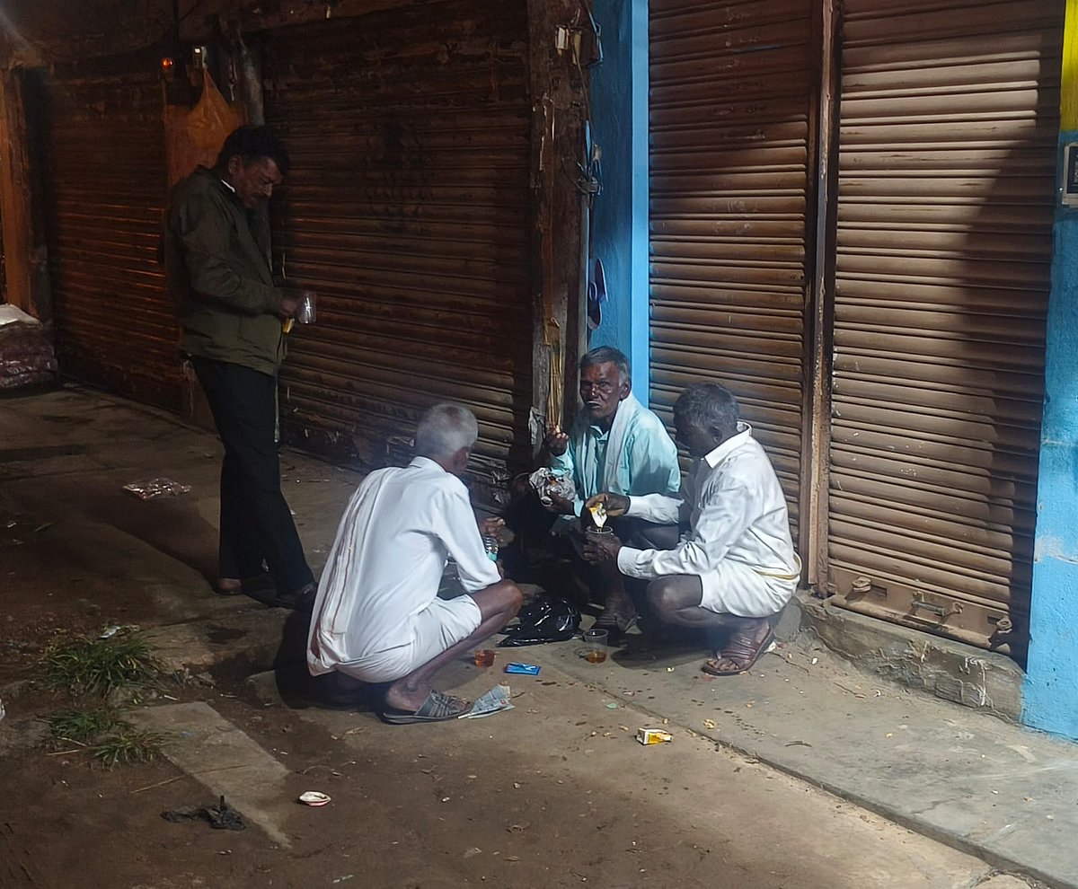 ಕೊಳ್ಳೇಗಾಲ: ರಸ್ತೆ, ಸಾರ್ವಜನಿಕರ ಸ್ಥಳಗಳಲ್ಲಿ ಮದ್ಯಪಾನ!