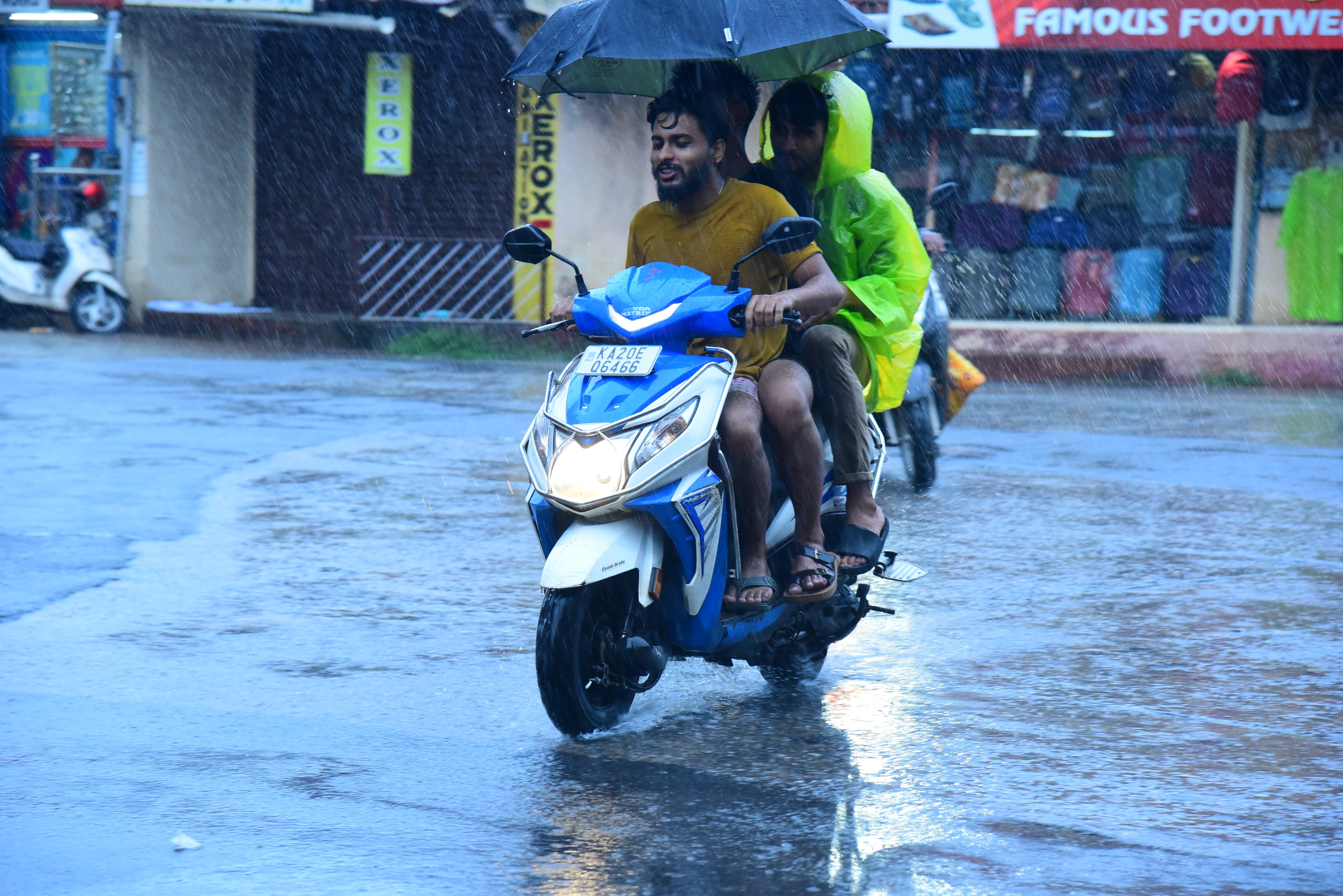 ಉಡುಪಿಯಲ್ಲಿ ಶುಕ್ರವಾರ ಸುರಿದ ಭಾರಿ ಮಳೆಗೆ ಕೊಡೆ ಹಿಡಿದು ಸಂಚರಿಸಿದ ದ್ವಿಚಕ್ರ ವಾಹನ ಸವಾರರು         