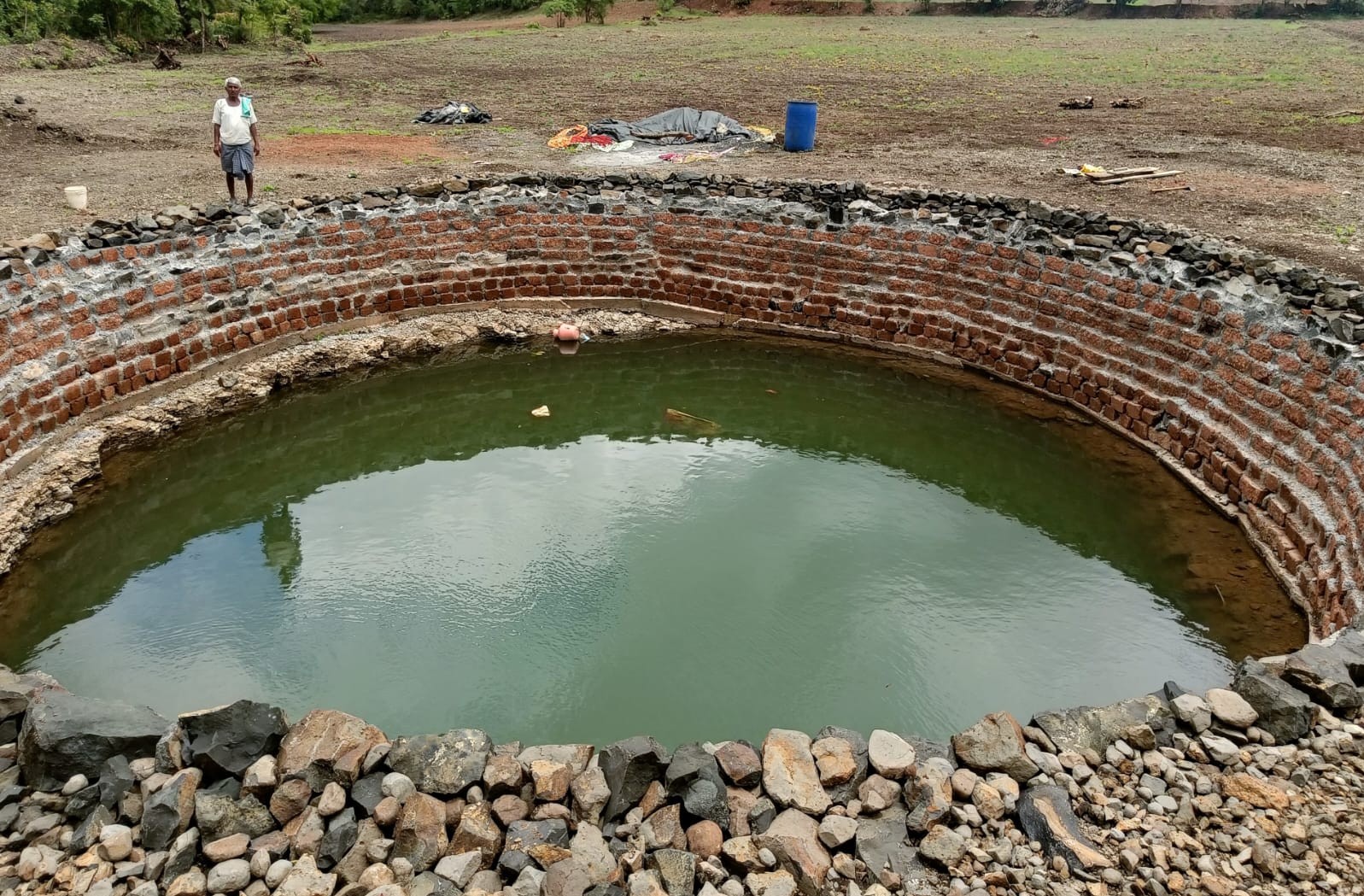 ಔರಾದ್ ತಾಲ್ಲೂಕಿನ ಬೋರಾಳ ಗ್ರಾಮದ ರೈತ ಶಾಮರಾವ್‌ ತೋಡಿದ ಬಾವಿಯಲ್ಲಿ ಭರಪೂರ ನೀರು ಬಂದಿದೆ