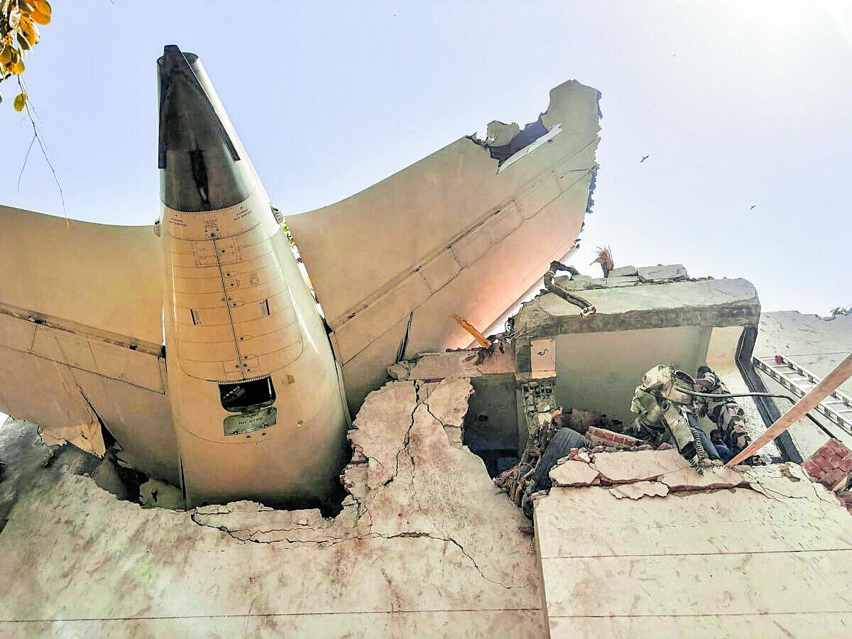 Plane Crash | ‌ಊಟ ಮಾಡುತ್ತಿದ್ದ 4 MBBS ವಿದ್ಯಾರ್ಥಿಗಳ ಸಾವು: ವೈದ್ಯರ ಸಂಘ