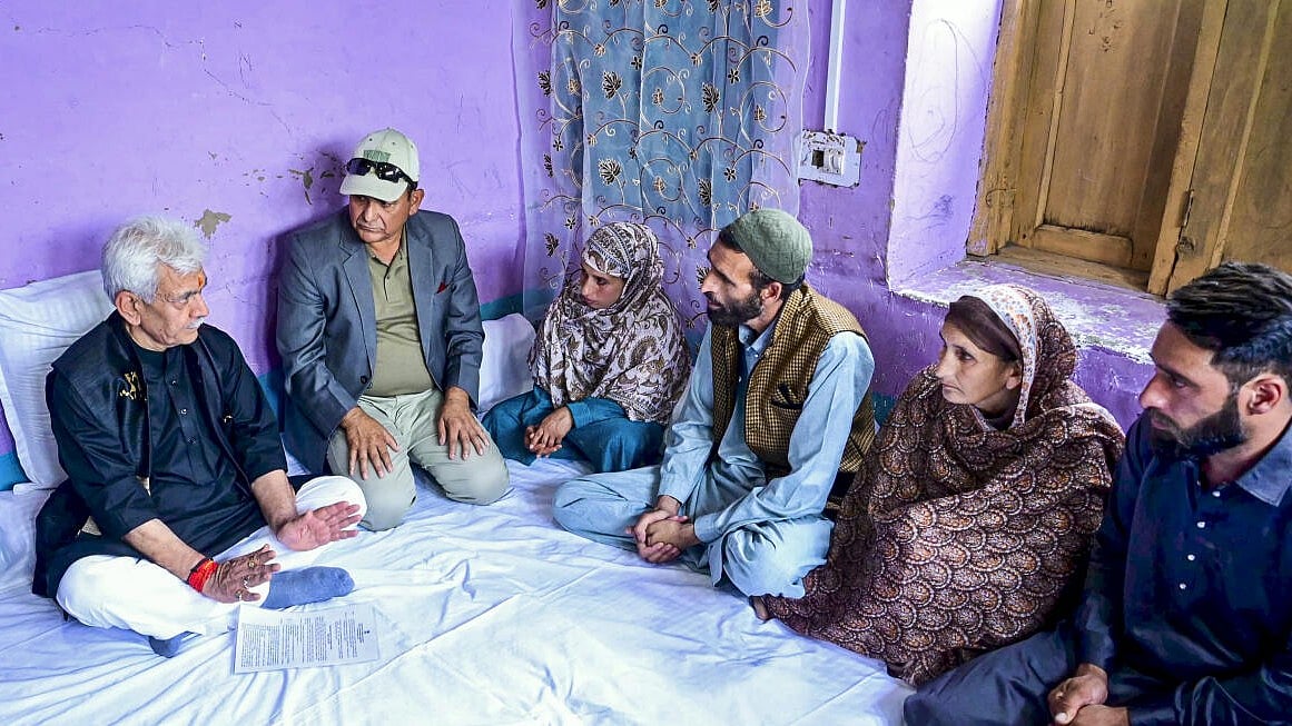 ಪಹಲ್ಗಾಮ್‌ ದಾಳಿಯಲ್ಲಿ ಮೃತಪಟ್ಟ ವ್ಯಕ್ತಿಯ ಪತ್ನಿಗೆ ನೌಕರಿ; ಸರ್ಕಾರ–LG ಜಟಾಪಟಿ