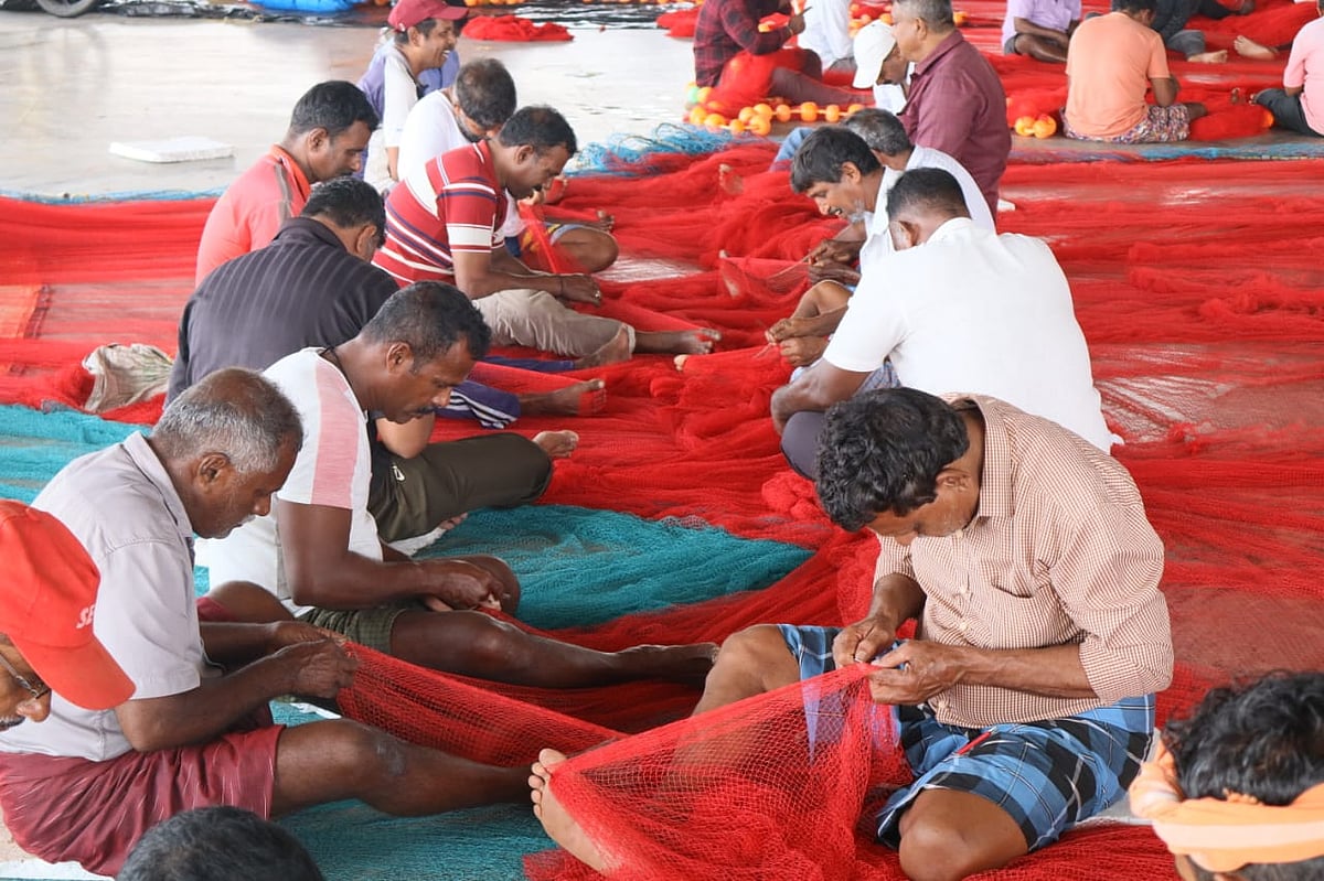 ಮಲ್ಪೆ | ಗರಿಗೆದರಿದ ಬಲೆ ಕಾಯಕ; ಕಡಲಿಗಿಳಿಯಲು ನಾಡದೋಣಿಗಳ ಸಿದ್ಧತೆ