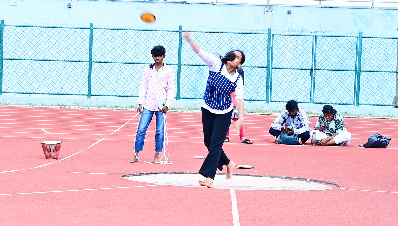 ಕ್ರೀಡಾಕೂಟದಲ್ಲಿ ಶಾಟ್‌ಪುಟ್‌ ಎಸೆದ ವಿದ್ಯಾರ್ಥಿನಿ