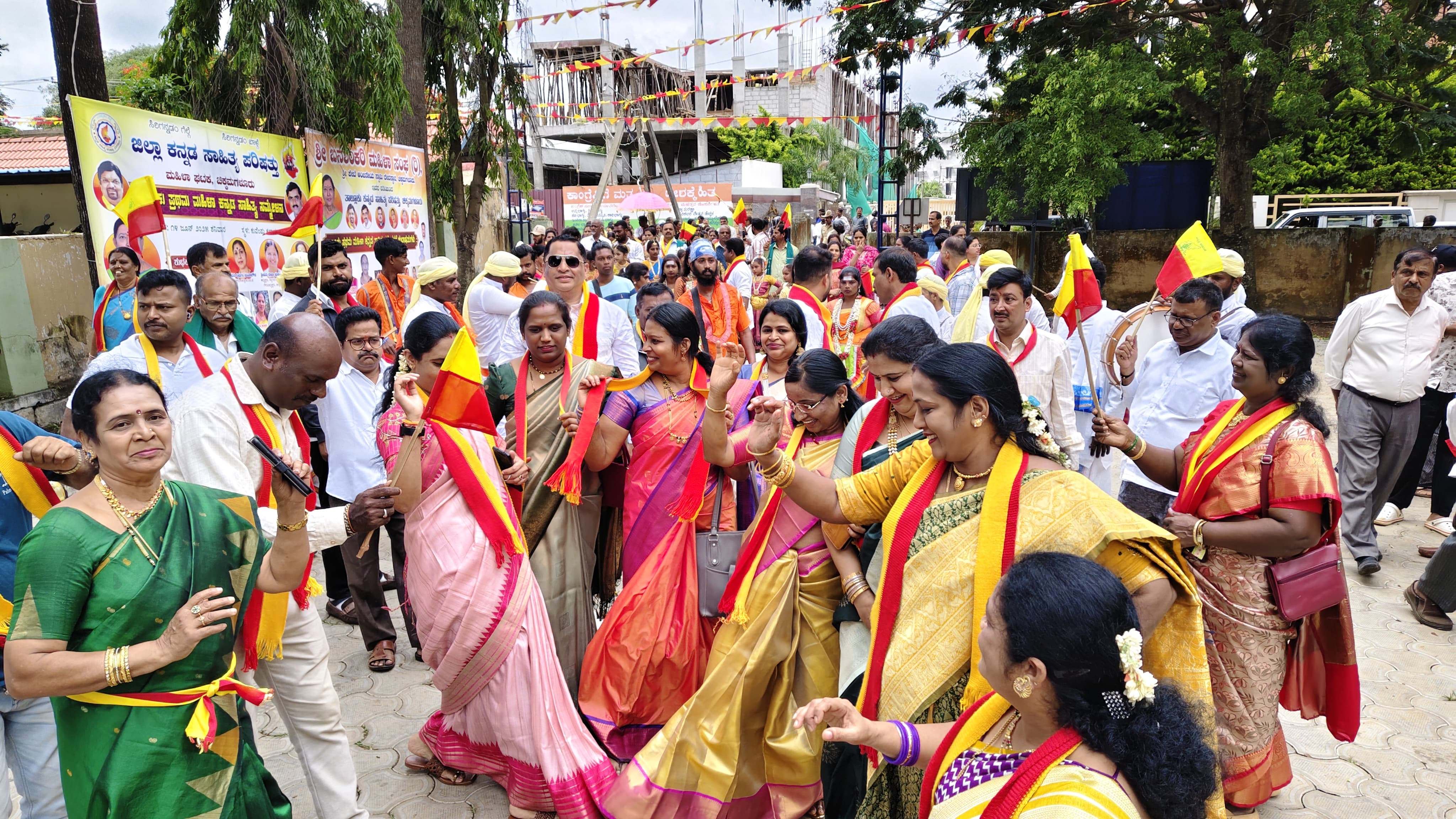 ಸಮ್ಮೇಳನಾಧ್ಯಕ್ಷರ ಮೆರವಣಿಗೆಯಲ್ಲಿ ಮಹಿಳೆಯರು ತಾಳಕ್ಕೆ ಹೆಜ್ಜೆ ಹಾಕಿದರು