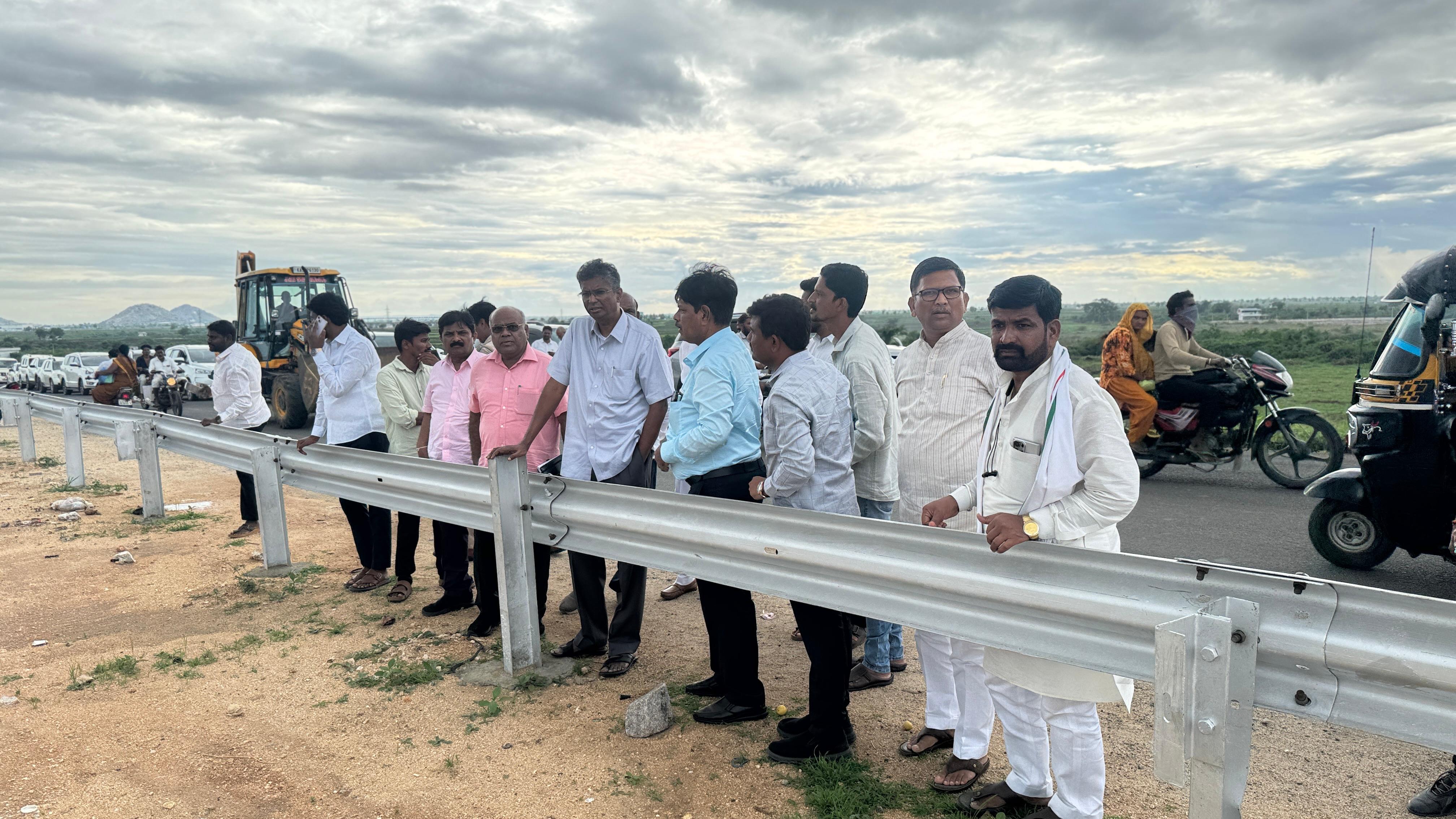ಯಾದಗಿರಿ ನಗರ ಹೊರವಲಯದ ಭೀಮಾ ನದಿ ಹಾಗೂ ರೈಲ್ವೆ ಸೇತುವೆಗಳಲ್ಲಿ ಇತ್ತೀಚಿಗೆ ಕೈಗೊಂಡ ದುರಸ್ತಿ ಹಾಗೂ ಕೈಗೊಳ್ಳಬೇಕಾದ ಕೆಲಸದ ಬಗ್ಗೆ ಭಾನುವಾರ ಲೋಕೋಪಯೋಗಿ ಸಚಿವ ಸತೀಶ್ ಜಾರಕಿಹೊಳಿ ಭೇಟಿ ನೀಡಿ ಪರಿಶೀಲಿಸಿದರು