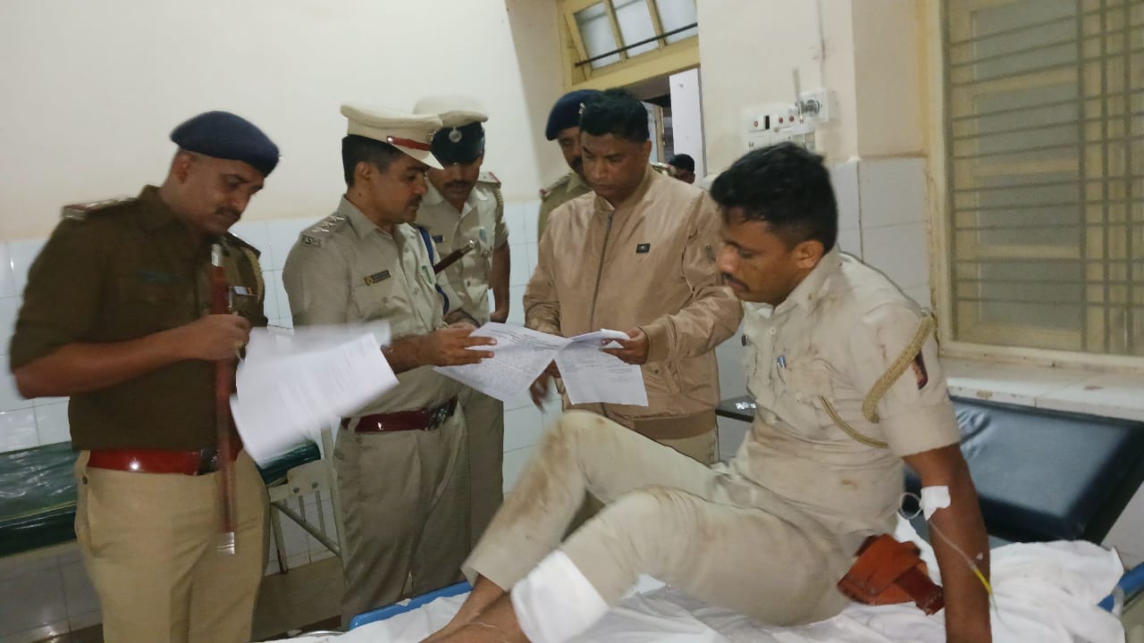 ಆರೋಪಿಯನ್ನು ಬಂಧಿಸುವ ಸಮಯದಲ್ಲಿ ಗಾಯಗೊಂಡ ದಾಂಡೇಲಿ ಎಸ್ಐ ಕಿರಣ ಪಾಟೀಲ ಅವರ ಯೋಗಕ್ಷೇಮವನ್ನು  ಜಿಲ್ಲಾ ಪೊಲೀಸ್ ವರಿಷ್ಠಾಧಿಕಾರಿ ಎಂ. ನಾರಾಯಣ ವಿಚಾರಿಸಿದರು.