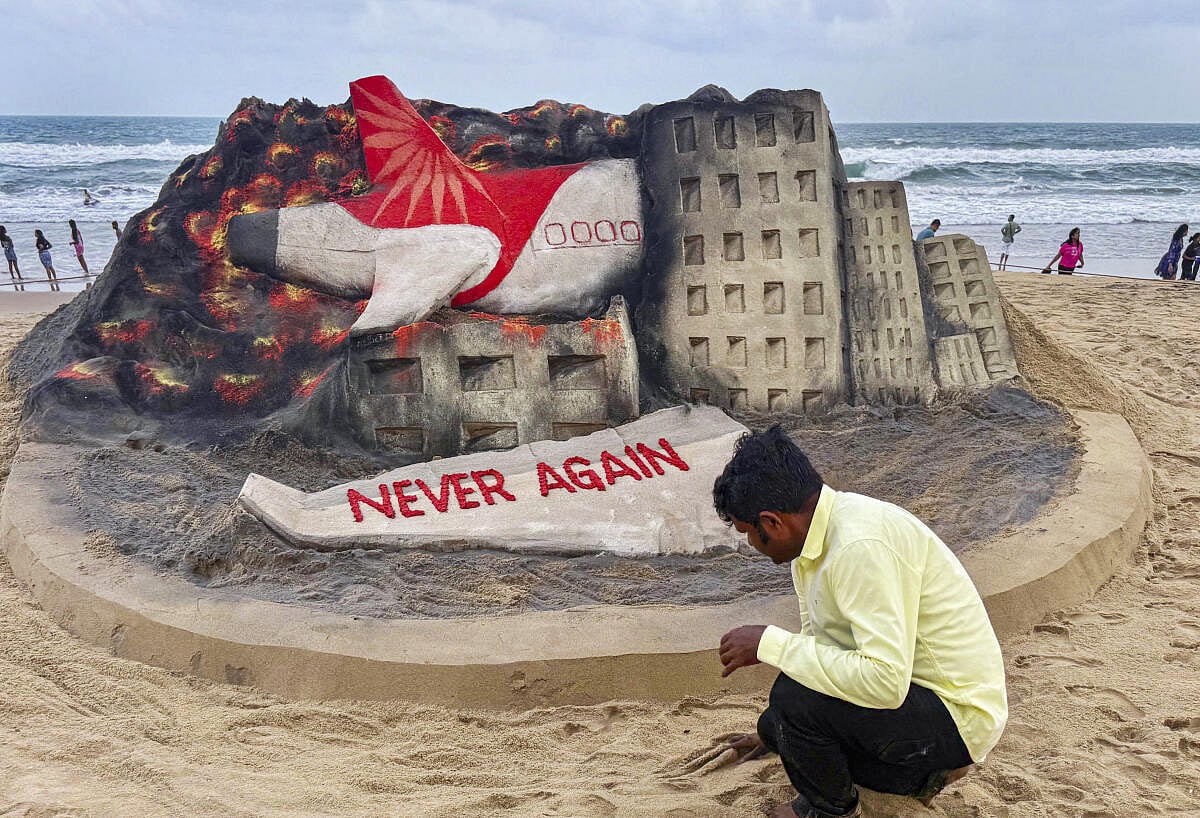 ಏರ್ ಇಂಡಿಯಾ ವಿಮಾನ ದುರಂತ: ಮರಳು ಕಲಾಕೃತಿ ರಚಿಸಿ ಶ್ರದ್ಧಾಂಜಲಿ ಸಲ್ಲಿಸಿದ ಕಲಾವಿದ