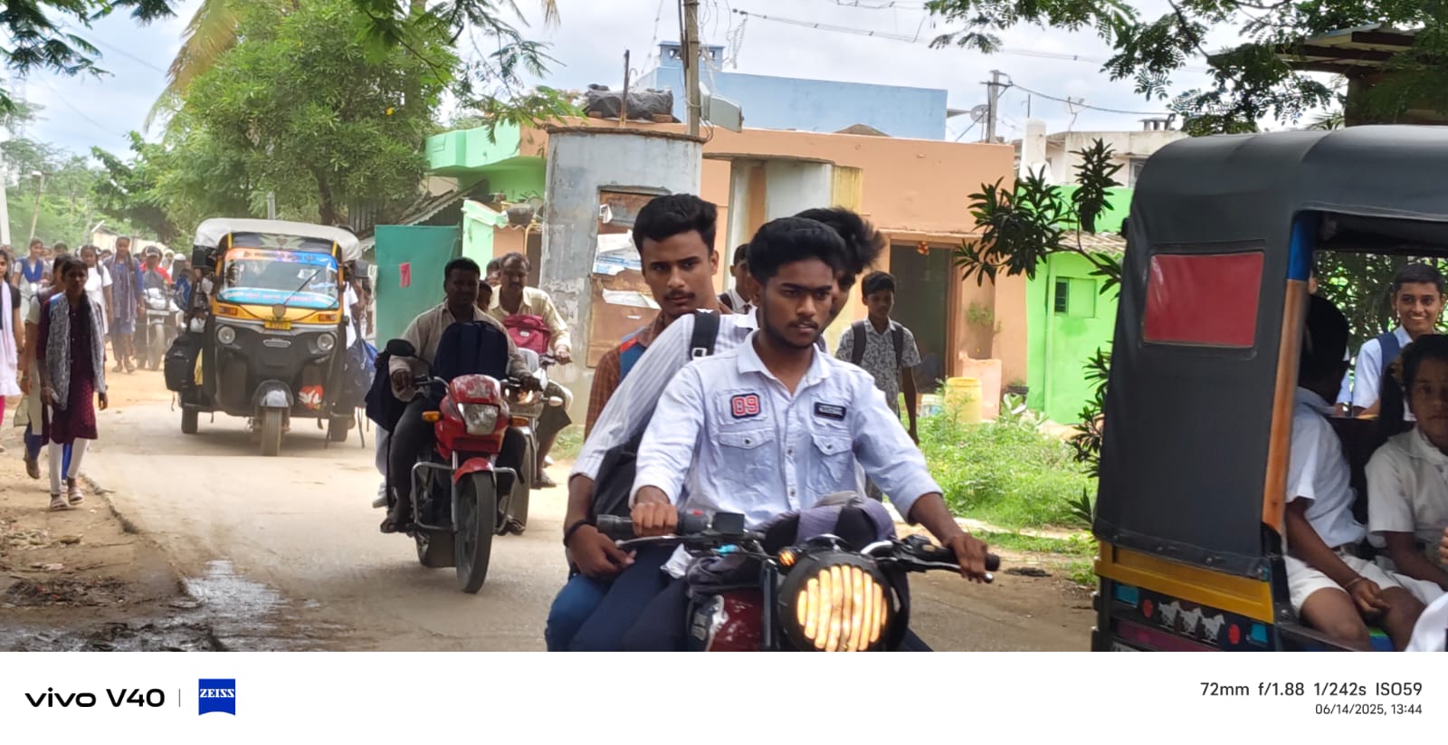 ಗೌರಿಬಿದನೂರಿನಲ್ಲಿ ವಿದ್ಯಾರ್ಥಿಗಳ ತ್ರಿಬಲ್ ರೈಡ್