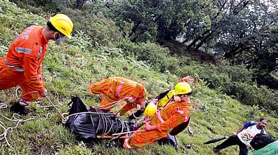 ಮೃತದೇಹಗಳನ್ನು ಸಾಗಿಸುತ್ತಿರುವ ಎನ್‌ಡಿಆರ್‌ಎಫ್‌ ಸಿಬ್ಬಂದಿ