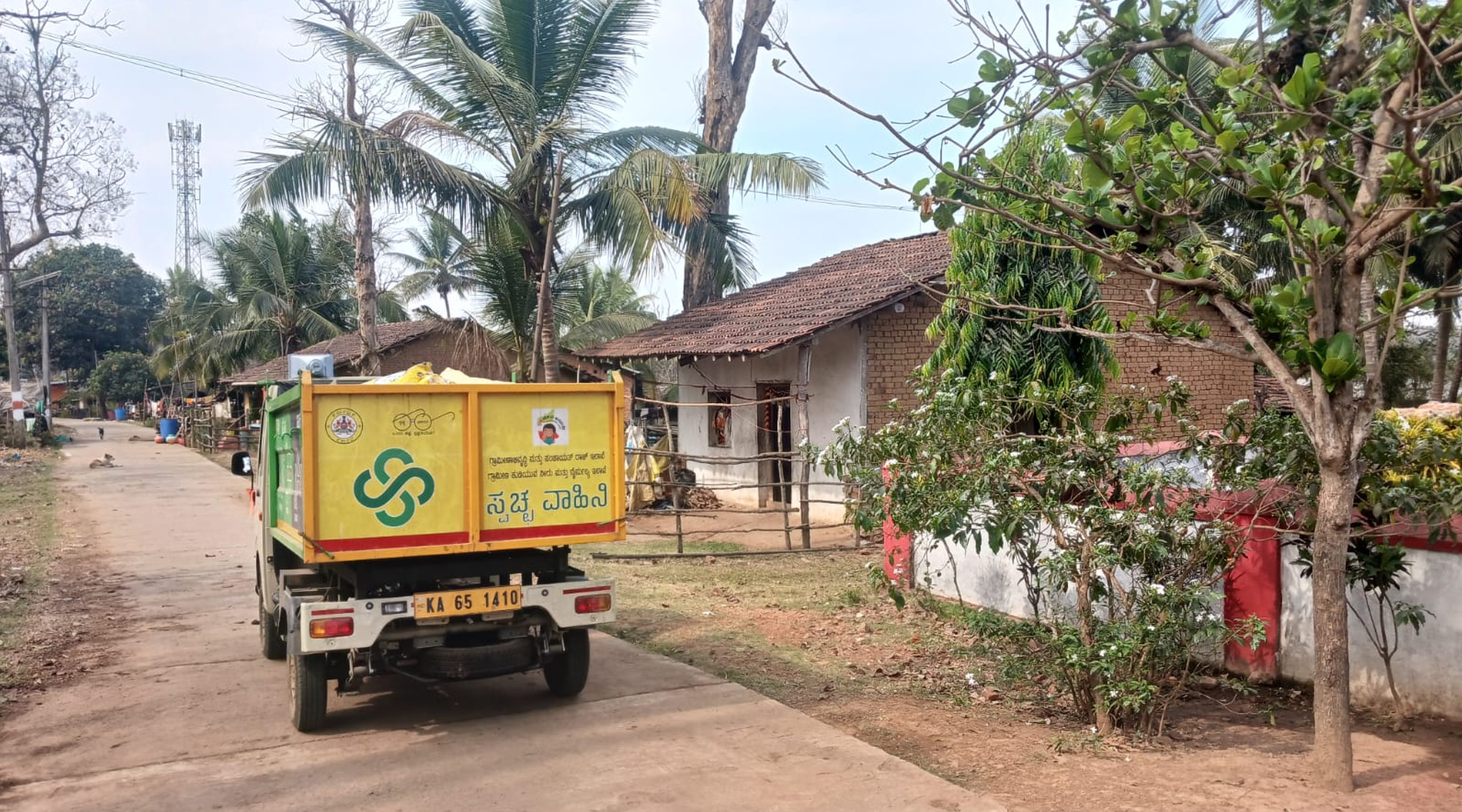 ದಾಂಡೇಲಿ ತಾಲ್ಲೂಕಿನ ಆಲೂರು ಗ್ರಾಮ ಪಂಚಾಯಿತಿ ವ್ಯಾಪ್ತಿಯ ಮೈನಾಳ ಗ್ರಾಮದಲ್ಲಿ ಕಸ ಸಂಗ್ರಹಿಸುವ ವಾಹನ ಸಂಚರಿಸುತ್ತಿರುವುದು