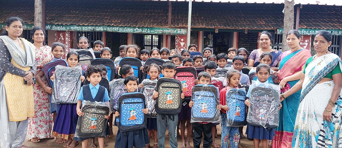 ಹೊಳಲ್ಕೆರೆ: ವಿದ್ಯಾರ್ಥಿಗಳಿಗೆ ಬ್ಯಾಗ್ ವಿತರಿಸಿದ ಅಡುಗೆ ಸಹಾಯಕಿ