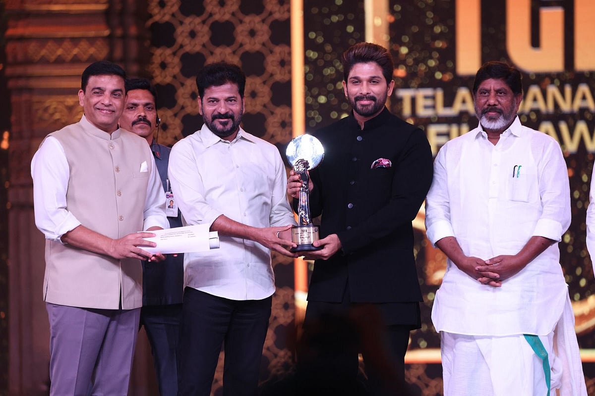 ತೆಲಂಗಾಣ | ಪುಷ್ಪ–2 ಚಿತ್ರ; ಅಲ್ಲು ಅರ್ಜುನ್‌ಗೆ ಅತ್ಯುತ್ತಮ ನಟ ಪ್ರಶಸ್ತಿ ಪ್ರದಾನ