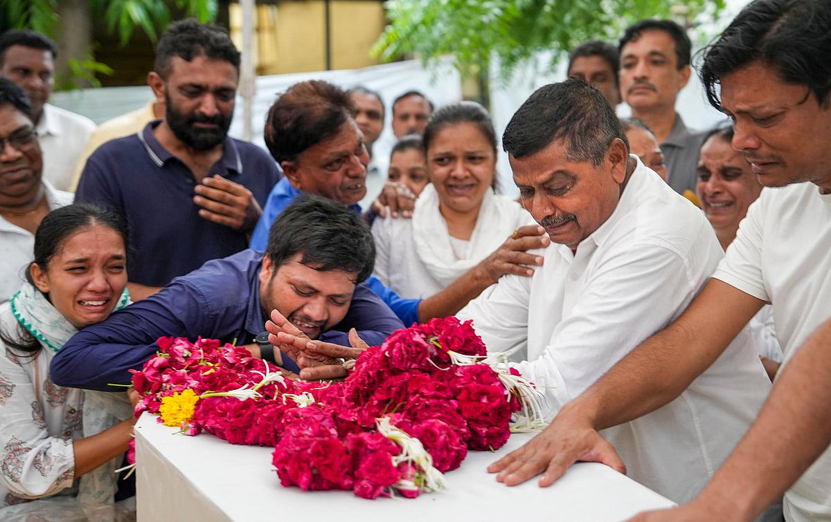 Plane crash | 47 ಮೃತರ ಗುರುತು ಪತ್ತೆ: 24 ಶವ ಕುಟುಂಬಸ್ಥರಿಗೆ ಹಸ್ತಾಂತರ