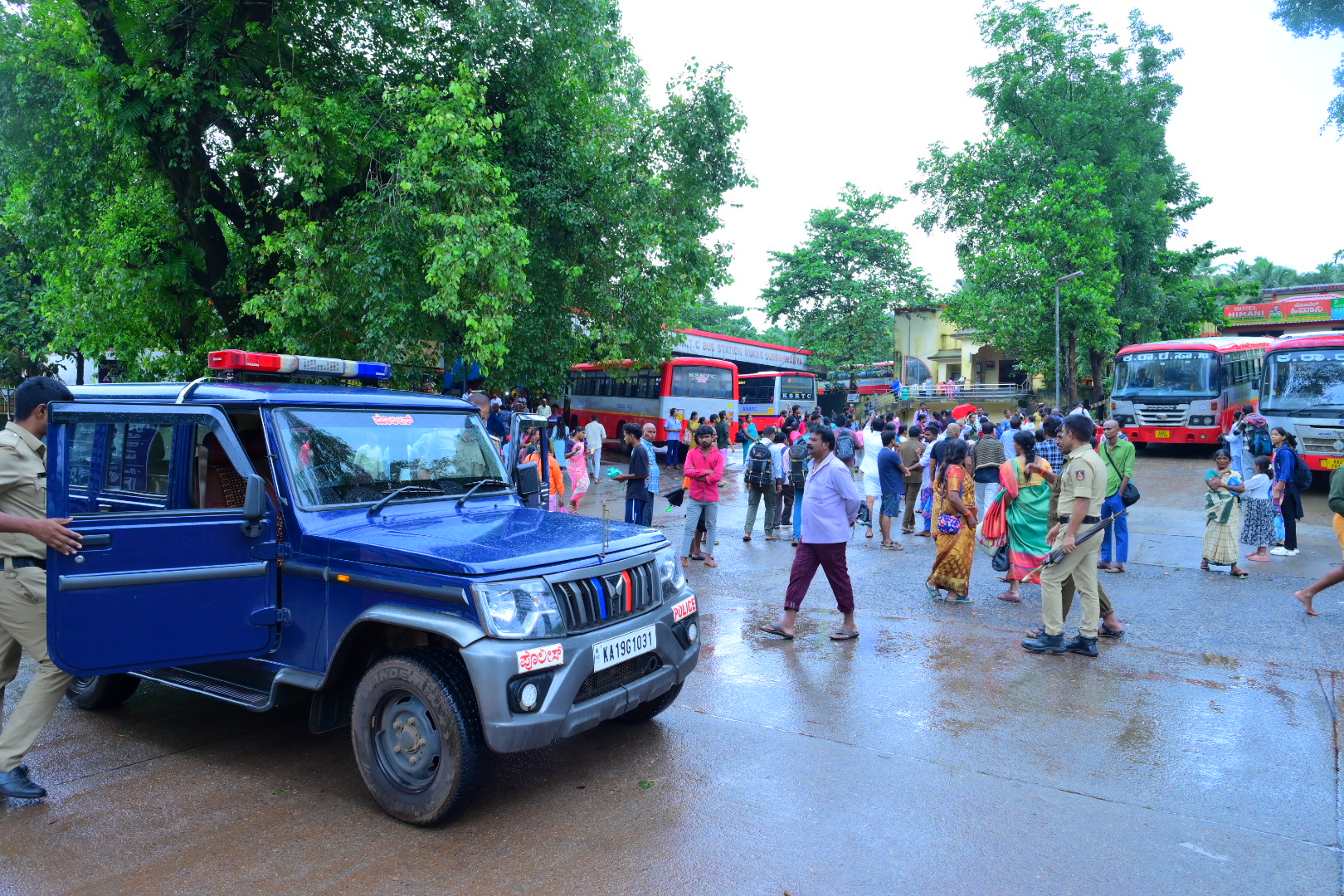 ಯಾತ್ರಾರ್ತಿಗಳು  ಬ್ಯಾರಿಕೇಡ್ ಅಡ್ಡರಿಸಿ ಆಕ್ರೋಶ