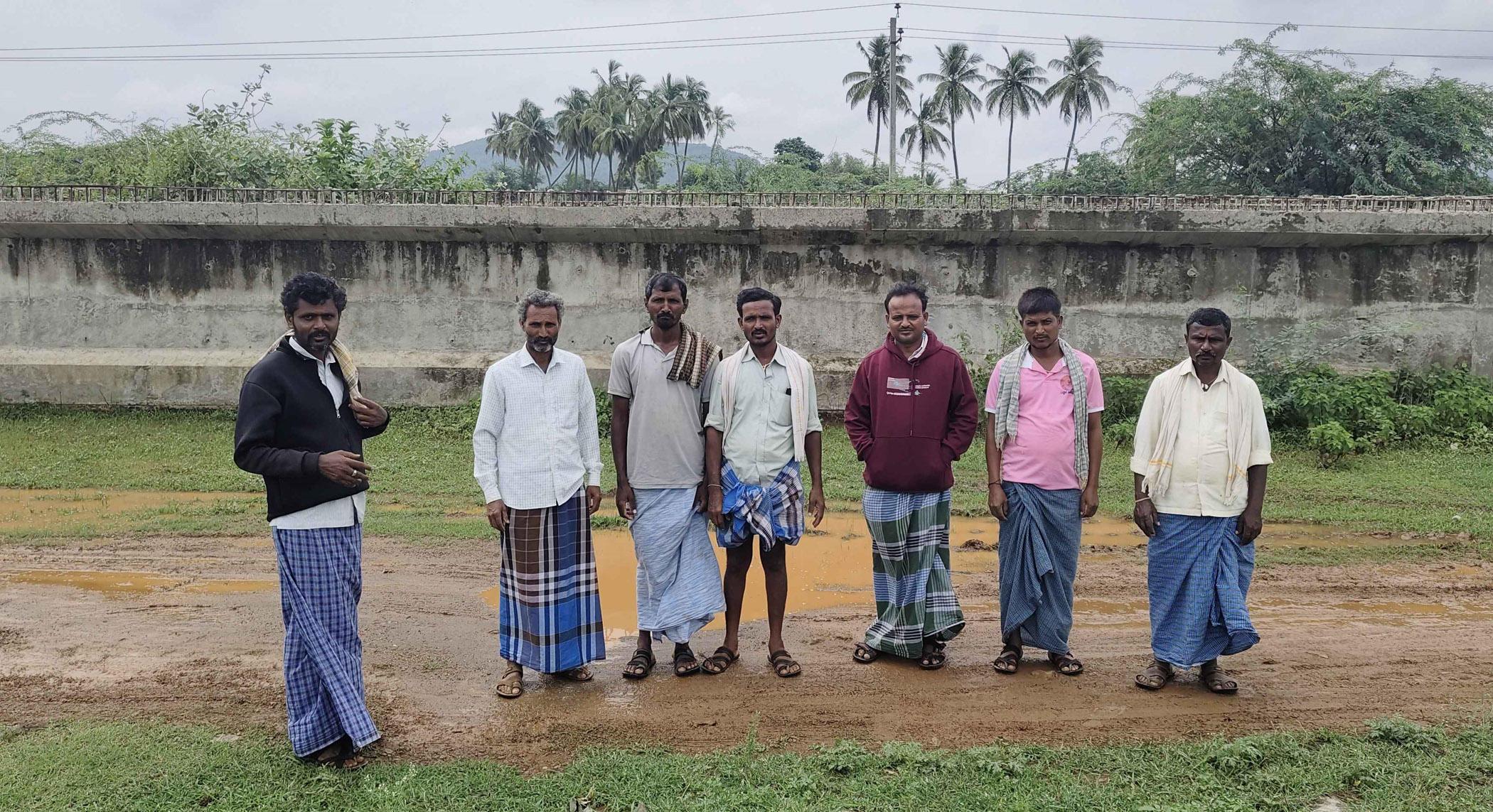 ಹರಪನಹಳ್ಳಿ ತಾಲ್ಲೂಕು ಗರ್ಭಗುಡಿ ಗ್ರಾಮದ ರೈತರ ಜಮೀನನ್ನು ಬಾಡಿಗೆ ಪಡೆದು ಸಾಮಗ್ರಿ ಇರಿಸಲಾಗಿದೆ