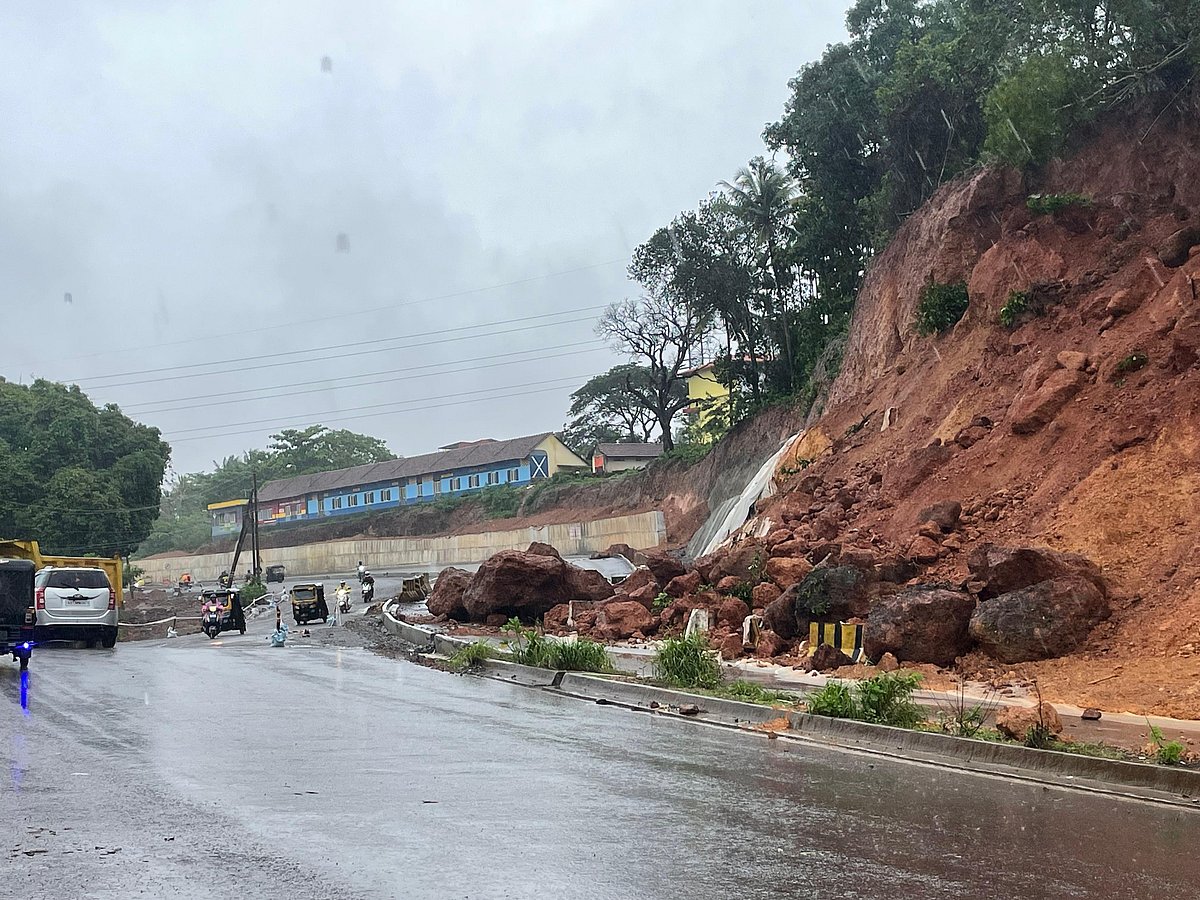ಮಂಗಳೂರು | ಮುಂದುವರಿದ ಮಳೆ: ಕೆತ್ತಿಕಲ್‌ನಲ್ಲಿ ಗುಡ್ಡ ಕುಸಿತ, ಸಂಚಾರಕ್ಕೆ ಅಡ್ಡಿ