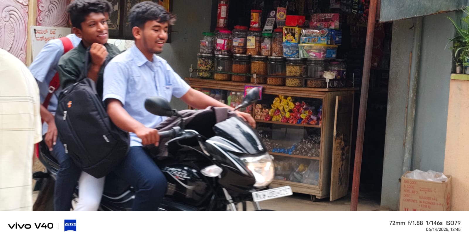 ಗೌರಿಬಿದನೂರಿನಲ್ಲಿ ವಿದ್ಯಾರ್ಥಿಗಳ ತ್ರಿಬಲ್ ರೈಡ್