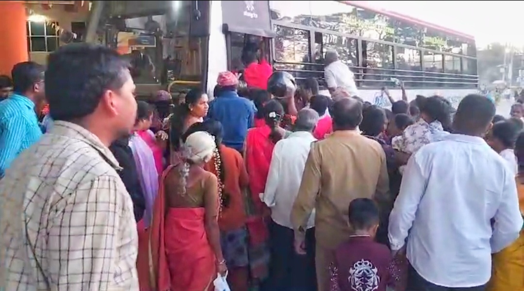 ಮಾಗಡಿ ಬಸ್ ನಿಲ್ದಾಣದಲ್ಲಿ ಬಸ್‌ ಹತ್ತಲು ಮುಗಿಬಿದ್ದಿರುವ ಸಾರ್ವಜನಿಕರು 