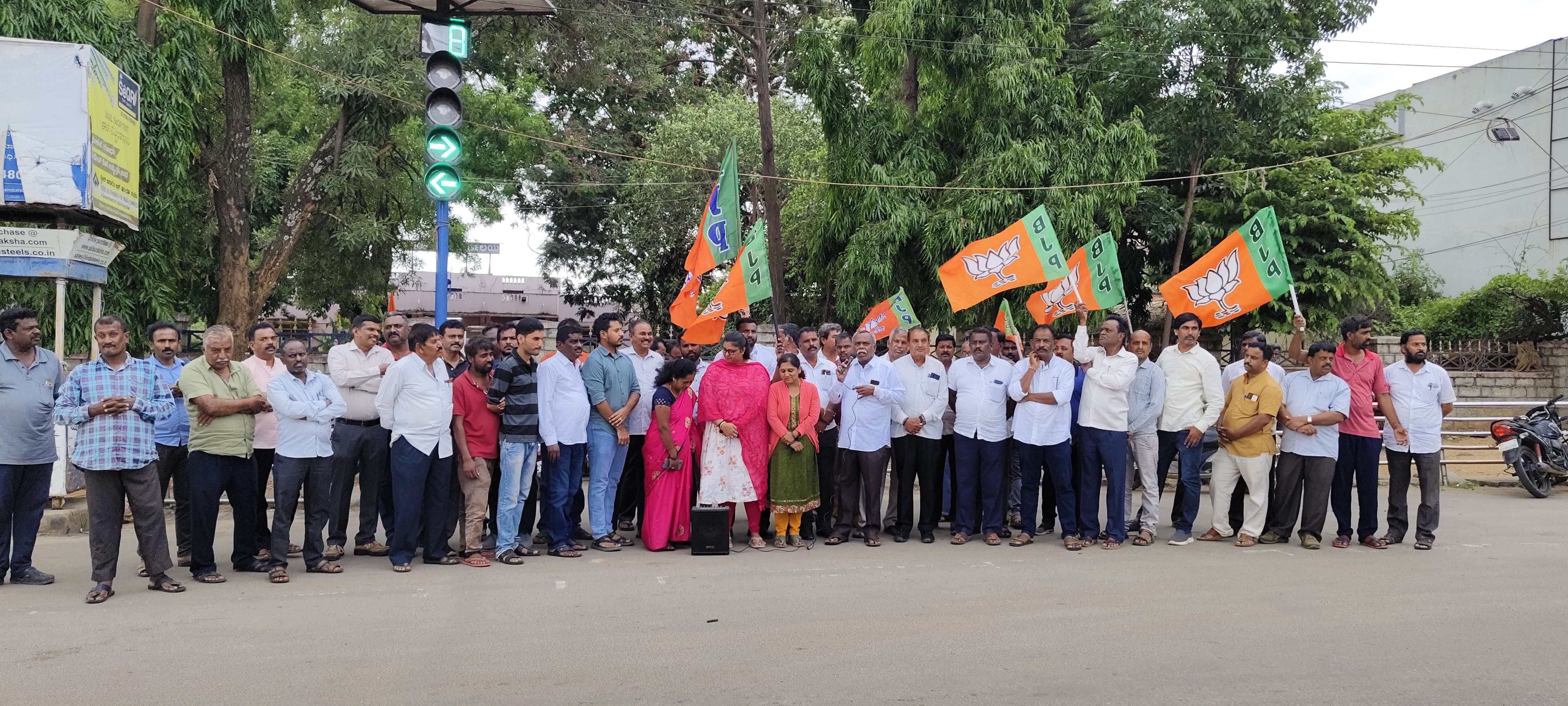 ನಗರದ ಸಿಂಗ್ರೀ ನಂಜಪ್ಪ ವೃತ್ತದ ಬಳಿ ತಾ ಬಿಜೆಪಿ ಘಟಕದ ವತಿಯಿಂದ ಪ್ರತಿಭಟನೆ ನಡೆಸಲಾಯಿತು.