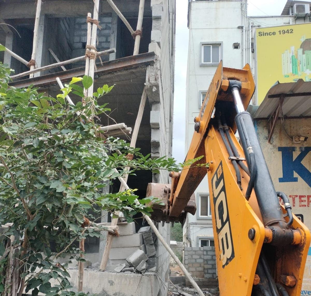 ಯಲಹಂಕ: 12 ಕಟ್ಟಡಗಳ ವ್ಯತಿರಿಕ್ತ ಭಾಗ ತೆರವು