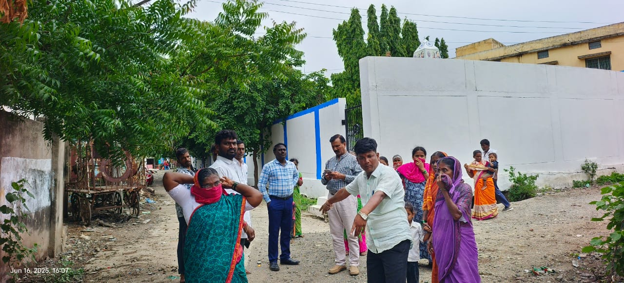 ಬಡಾವಣೆಗೆ ಭೇಟಿ‌ ನೀಡಿದ ತಹಶೀಲ್ದಾರ್ ಮಲ್ಲಣ್ಣ ಯಲಗೋಡ ಸ್ಥಳೀಯರ ಸಮಸ್ಯೆ ಆಲಿಸಿದರು 