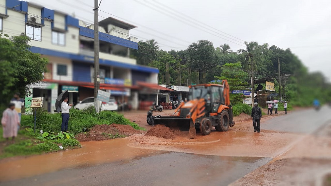 ಪುತ್ತೂರು ತಾಲ್ಲೂಕಿನ ಆರ್ಯಾಪು ಗ್ರಾಮ ಪಂಚಾಯಿತಿ ವ್ಯಾಪ್ತಿಯ ಸಂಪ್ಯದಲ್ಲಿ ಮಾಣಿ-ಮೈಸೂರು ರಾಷ್ಟ್ರೀಯ ಹೆದ್ದಾರಿ ಬದಿಯ ಚರಂಡಿಯನ್ನು ರಾಷ್ಟ್ರೀಯ ಹೆದ್ದಾರಿ ಇಲಾಖೆ ವತಿಯಿಂದ ದುರಸ್ತಿಗೊಳಿಸಲಾಯಿತು.