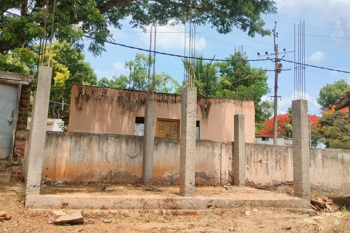 ಲಕ್ಷ್ಮೇಶ್ವರ: ಶಾಲೆಯಲ್ಲಿ ಶೌಚಾಲಯ ಸ್ವಚ್ಛತೆ ಕೊರತೆ
