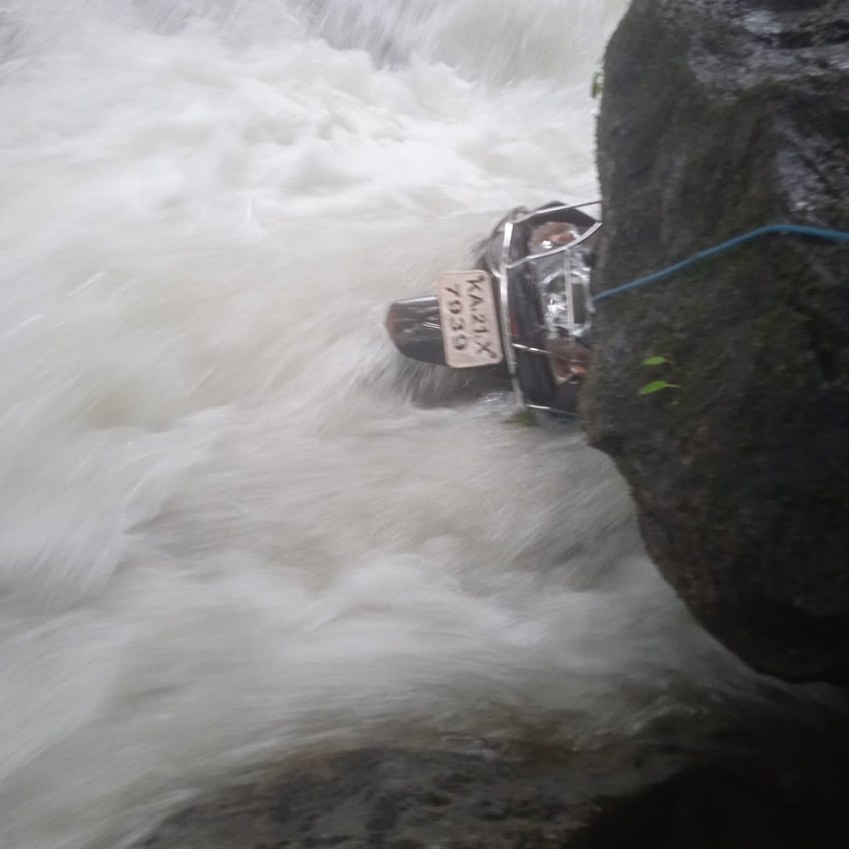 ಬೆಳ್ತಂಗಡಿ: ತೊರೆಯಲ್ಲಿ ಕೊಚ್ಚಿ ಹೋಗಿದ್ದ ಯುವಕರು ಪಾರು