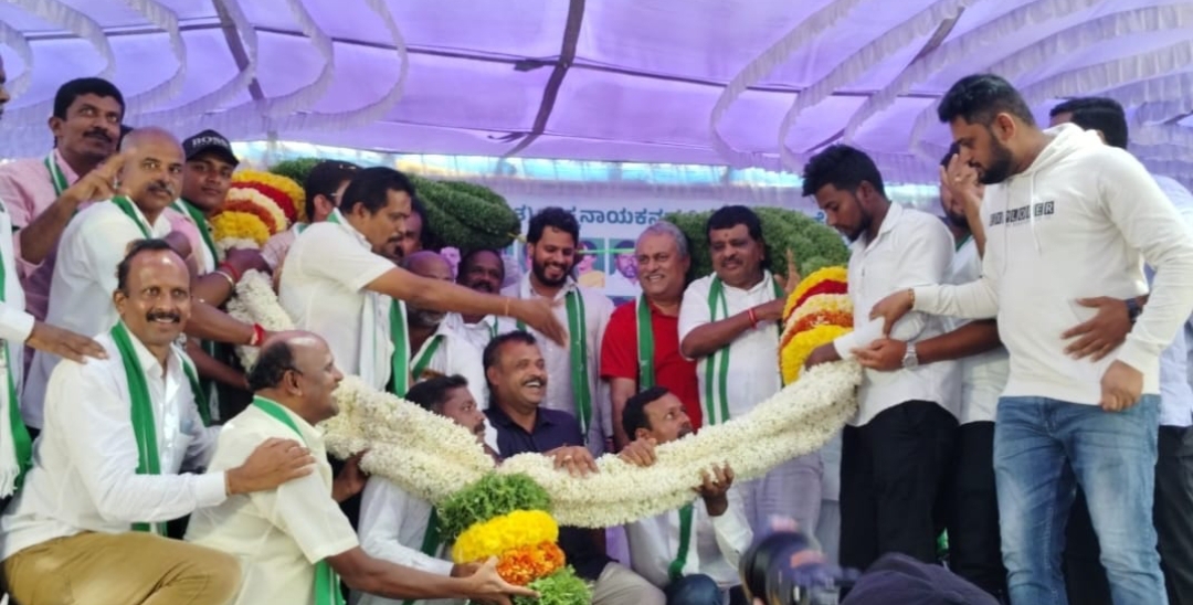 ಶಿರಾ ತಾಲ್ಲೂಕಿನ ಬುಕ್ಕಾಪಟ್ಟಣ ಗ್ರಾಮದಲ್ಲಿ ಮಂಗಳವಾರ ನಡೆದ ಜನರೊಂದಿಗೆ ಜನತಾದಳ ಕಾರ್ಯಕ್ರಮದಲ್ಲಿ ಯುವ ಜೆಡಿಎಸ್ ರಾಜ್ಯಾಧ್ಯಕ್ಷ ನಿಖಿಲ್ ಕುಮಾರಸ್ವಾಮಿ ಶಾಸಕ ಸಿ.ಬಿ.ಸುರೇಶ್ ಬಾಬು ಆರ್.ಉಗ್ರೇಶ್ ಇದ್ದರು.