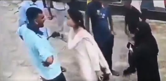 ಪೆಟ್ರೋಲ್‌ ಬಂಕ್‌ ಸಿಬ್ಬಂದಿ ಮೇಲೆ ಹಲ್ಲೆ, ಬಂದೂಕು ಹಿಡಿದು ಬೆದರಿಕೆ ಹಾಕಿದ ಮಹಿಳೆ