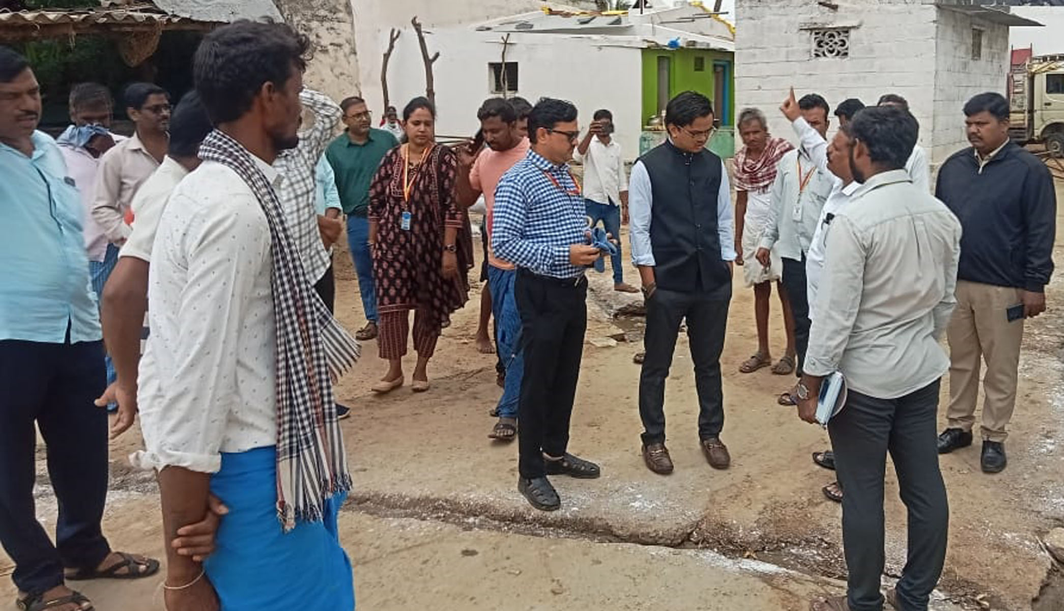 ಹೂವಿನಹಡಗಲಿ ತಾಲ್ಲೂಕು ಮಾನ್ಯರಮಸಲವಾಡ ಗ್ರಾಮಕ್ಕೆ ಜಿ.ಪಂ. ಸಿಇಒ ನೊಂಗ್ಜಾಯ್ ಅಕ್ರಂ ಪಾಷಾ ಭೇಟಿ ನೀಡಿ ಪರಿಶೀಲಿಸಿದರು.