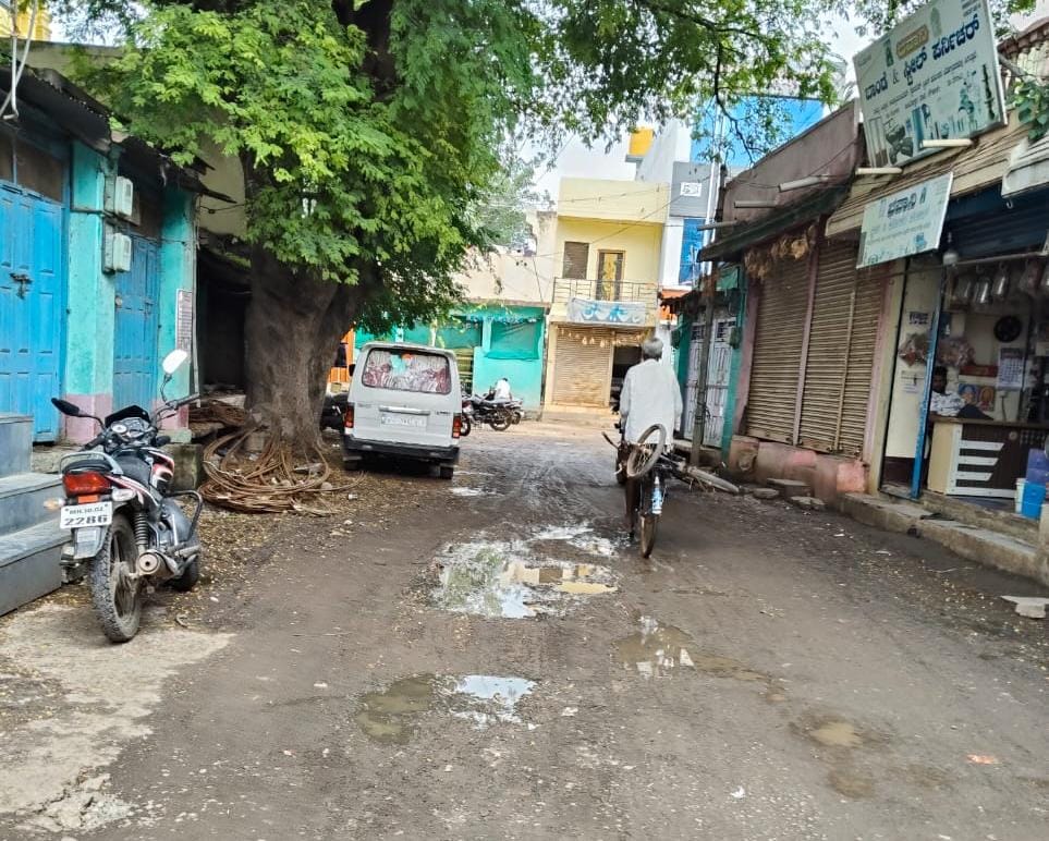 ಕೌಜಲಗಿ ಗ್ರಾಮದ ಬಸವೇಶ್ವರ ಪೇಟೆಯ ಹದಗೆಟ್ಟ ರಸ್ತೆಯಲ್ಲಿ ನಿಂತ ನೀರು