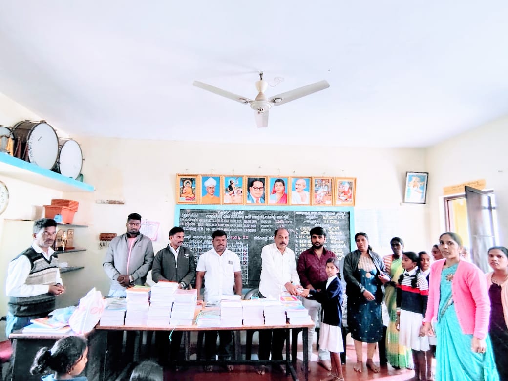 ಹೆಡದಾಳು ಪ್ರಾಥಮಿಕ ಶಾಲೆಯಲ್ಲಿ ವಿದ್ಯಾರ್ಥಿಗಳಿಗೆ ಉಚಿತವಾಗಿ ನೋಟ್ ಬುಕ್ ವಿತರಿಸಲಾಯಿತು