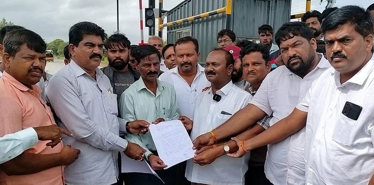 ಹಾನಗಲ್: ಟೋಲ್‌ ಗೇಟ್‌ ರದ್ದುಗೊಳಿಸಲು ಆಗ್ರಹ