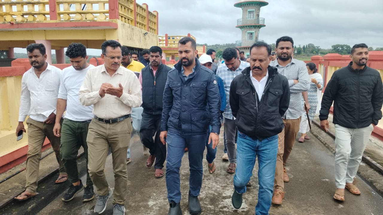 ಕುಶಾಲನಗರ ಸಮೀಪದ ಹಾರಂಗಿ ಜಲಾಶಯಕ್ಕೆ ಮಂಗಳವಾರ ಶಾಸಕ ಡಾ.ಮಂತರ್ ಗೌಡ ಭೇಟಿ ನೀಡಿ ಪರಿಶೀಲನೆ ನಡೆಸಿದರು