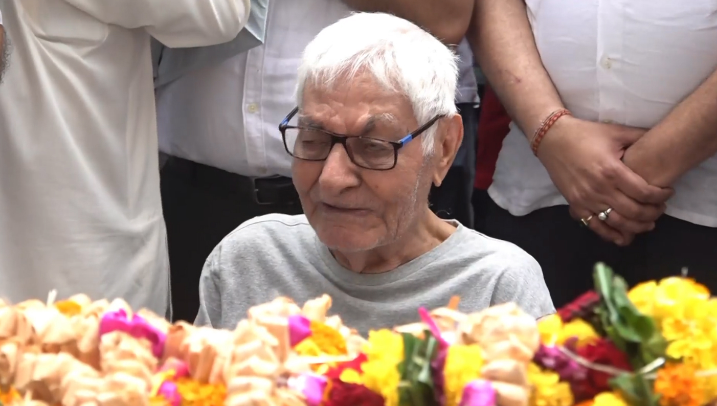 ಸುಮೀತ್ ಸಭರ್ವಾಲ್‌ ಅವರ ತಂದೆ ಪುಷ್ಕರಾಜ್ ಅವರು ಪಾರ್ಥಿವ ಶರೀರದ ಮುಂದೆ ಕುಳಿತು ಕಣ್ಣೀರು ಹಾಕಿದರು –ಪಿಟಿಐ ಚಿತ್ರ