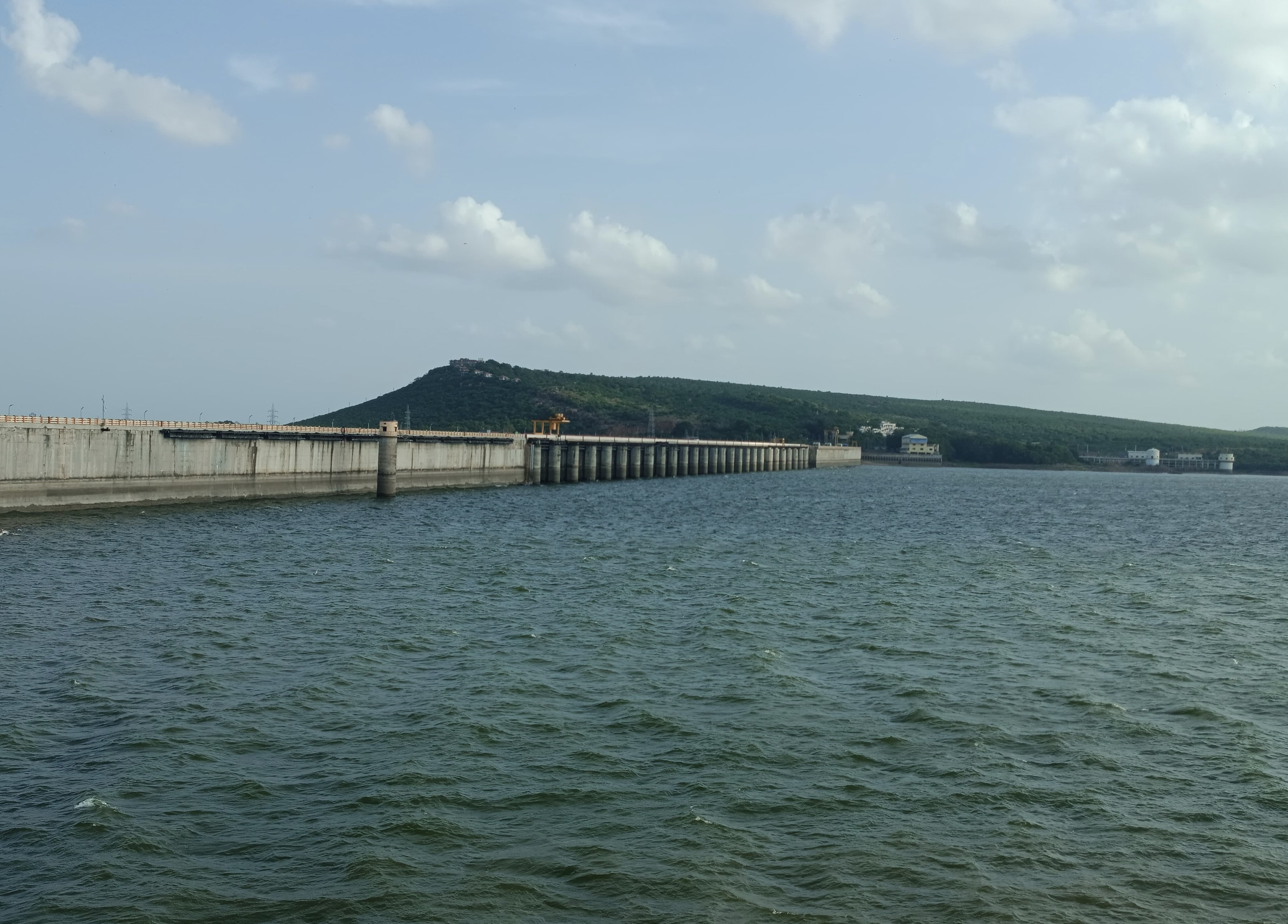ಆಲಮಟ್ಟಿ ಜಲಾಶಯದ ಹಿನ್ನೀರಿನ ಮಂಗಳವಾರದ ದೃಶ್ಯ