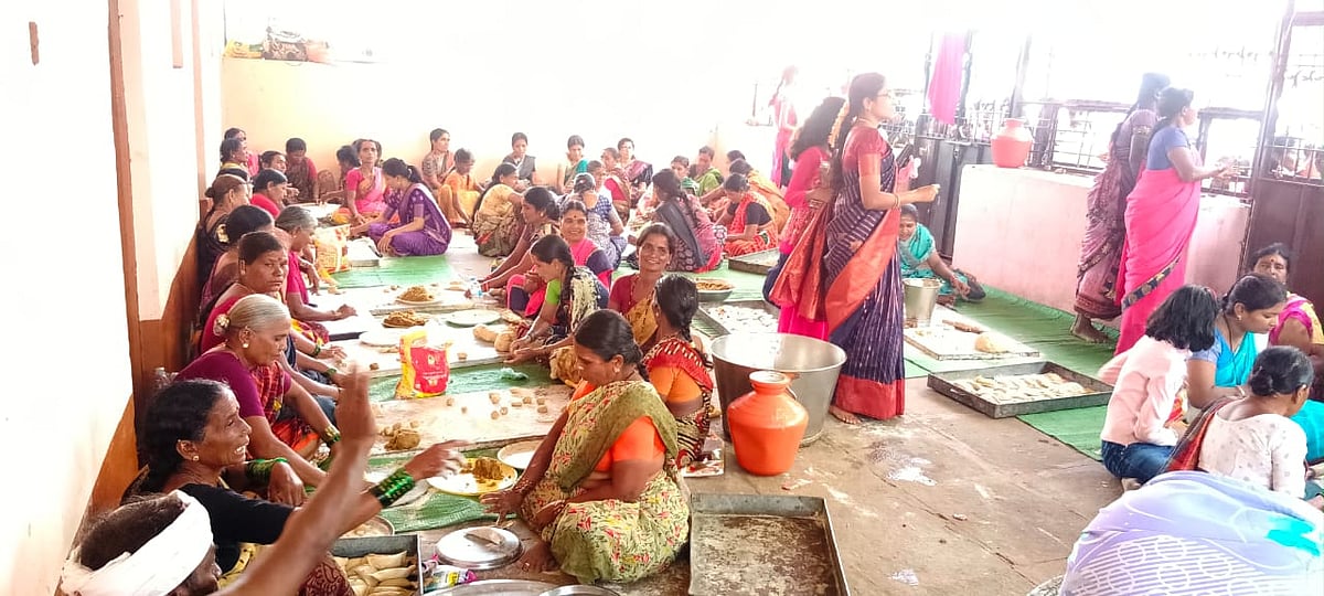 ನಾವದಗಿ | ಹೂರಣಗಡುಬು, ತುಪ್ಪ ಸವಿದ ಭಕ್ತರು