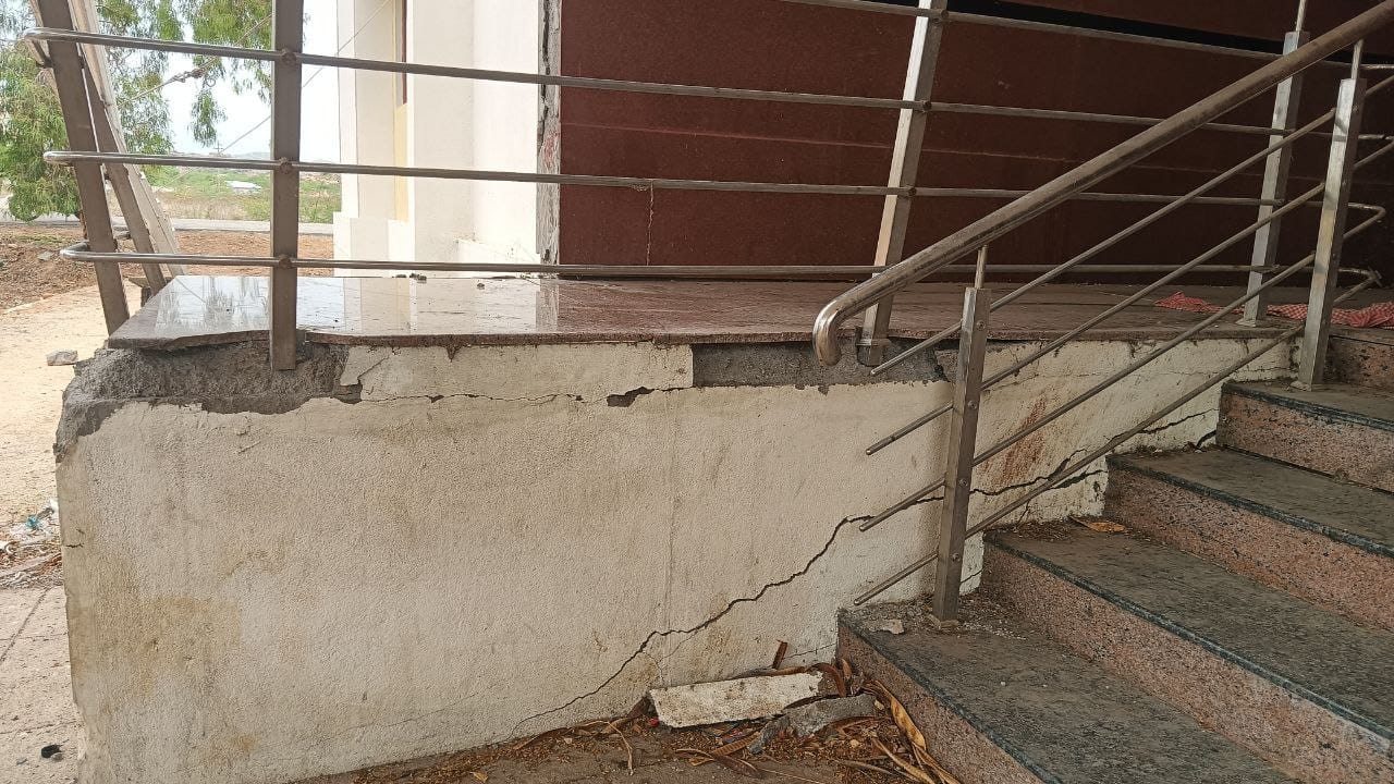 ಸಿರುಗುಪ್ಪ ನಗರದ ಹೊರವಲಯದಲ್ಲಿರುವ ಪ್ರವಾಸಿ ಮಂದಿರವು ಪ್ರಾರಂಭವಾಗದೆ 6 ವರ್ಷಗಳು ಕಳೆದು ಶಿಥಿಲಾವಸ್ಥೆ ತಲುಪಿದೆ