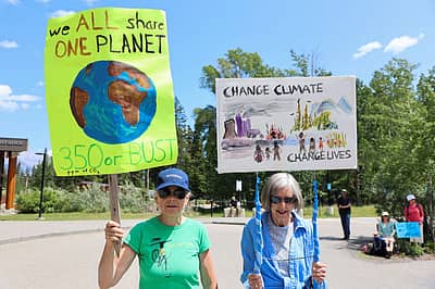 G7 ಶೃಂಗಸಭೆಯ ಹೊರಗೆ  ಪ್ರತಿಭಟನೆಯಲ್ಲಿ ನಡೆಯುತ್ತಿದ್ದು, ಹವಾಮಾನ ಬದಲಾವಣೆ ಮತ್ತು ಪರಿಸರದ ಬಗ್ಗೆ ತಿಳಿಸುವ ಫಲಕಗಳನ್ನು ಪ್ರತಿಭಟನಾಕರರು ಹಿಡಿದಿದ್ದಾರೆ.