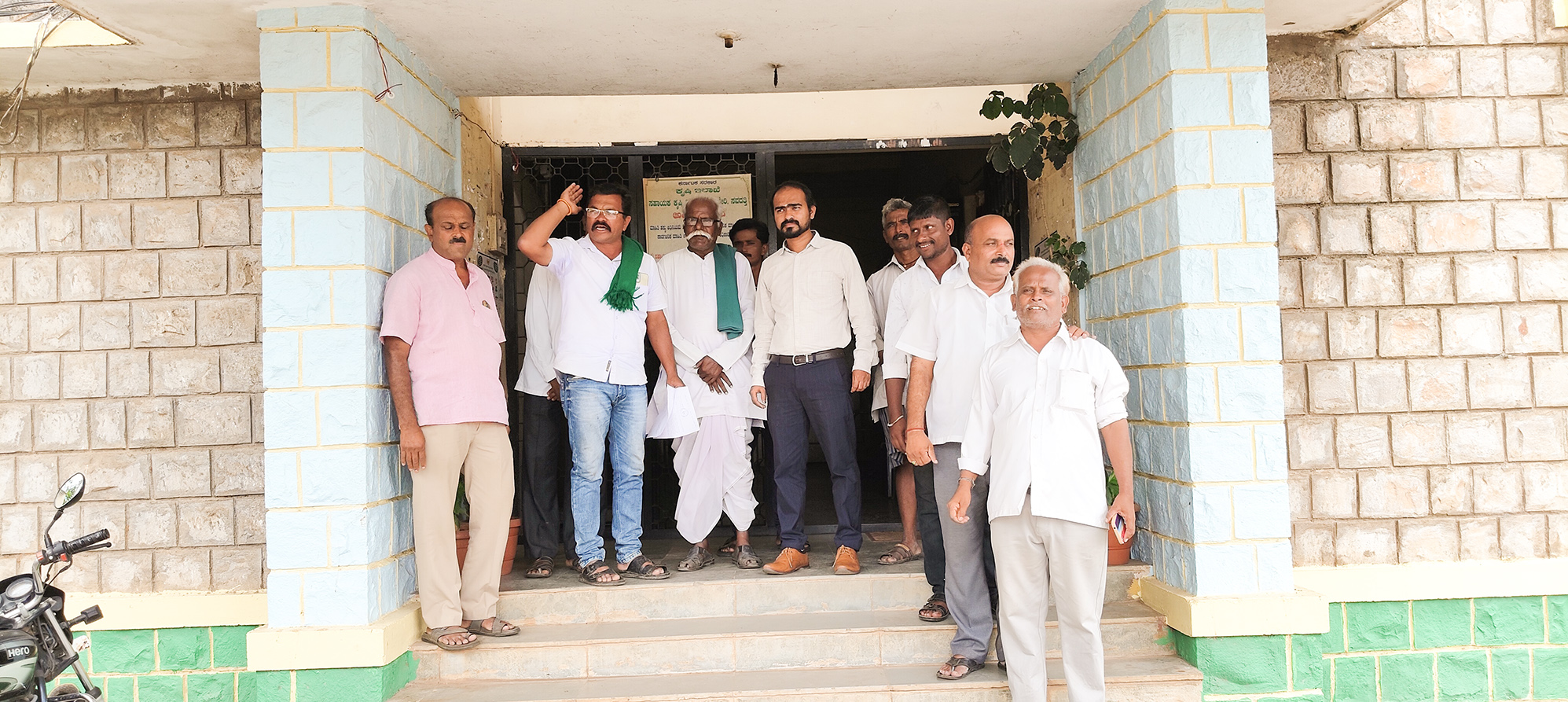 ಕಳಪೆ ಬೀಜ ವಿತರಣೆ ಕುರಿತು ರೈತ ಸಂಘ ಹಾಗೂ ಹಸಿರು ಸೇನೆ ಸದಸ್ಯರು ಕೃಷಿ ಇಲಾಖೆ ಕಚೇರಿಗೆ ಮುತ್ತಿಗೆ ಹಾಕಿ ಪ್ರತಿಭಟನೆ ನಡೆಸಿದರು
