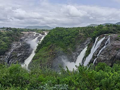 ಮಂಡ್ಯ ಜಿಲ್ಲೆ ಮಳವಳ್ಳಿ ತಾಲ್ಲೂಕಿನ ಶಿವನಸಮುದ್ರ ಸಮೀಪ ಧುಮ್ಮಿಕ್ಕುತ್ತಿರುವ ಗಗನಚುಕ್ಕಿ ಜಲಪಾತ