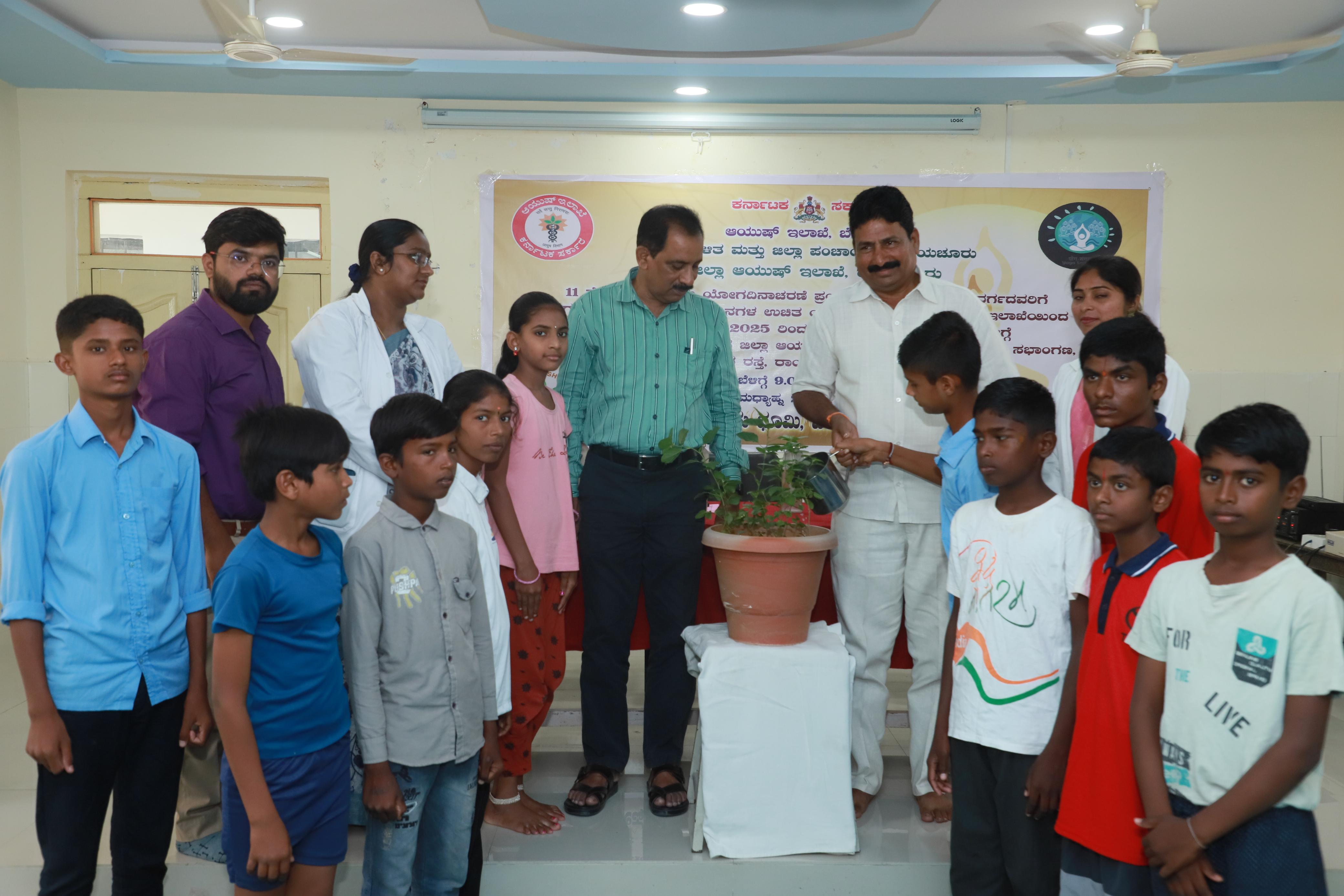 ರಾಯಚೂರಿನ ಜಿಲ್ಲಾ ಆಯುಷ್ ಕಚೇರಿ ಸಭಾಂಗಣದಲ್ಲಿ ಬುಧವಾರ ಜಿಲ್ಲಾಮಟ್ಟದ ಯೋಗ ಸ್ಪರ್ಧೆಗೆ ಜಿಲ್ಲಾ ಆಯುಷ್ ಆಸ್ಪತ್ರೆಯ ಡಾ.ಶಂಕರಗೌಡ ಅವರು ಸ್ಪರ್ಧೆಗೆ ಚಾಲನೆ ನೀಡಿದರು. ಡಾ.ಪೂಜಾ. ಡಾ.ನವೀನ್ ಡಾ.ಅರ್ಪಿತಾ ದಂಡಪ್ಪ ಬಿರಾದಾರ ಉಪಸ್ಥಿತರಿದ್ದರು