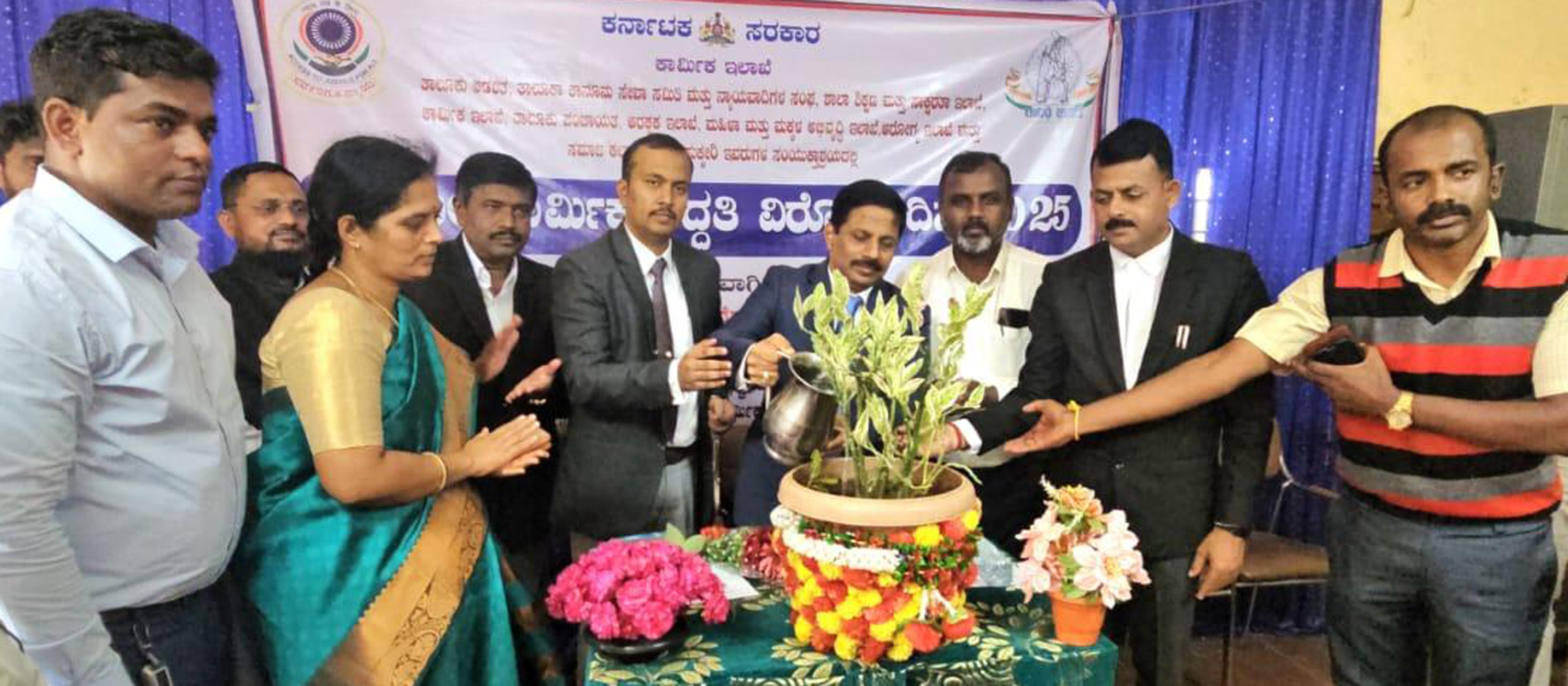 ಹುಕ್ಕೇರಿ ತಾಲ್ಲೂಕಿನ ಕೊಟಬಾಗಿಯಲ್ಲಿ ಬುಧವಾರ ಜರುಗಿದ ಕಾನೂನು ಅರಿವು ನೆರವು ಕಾರ್ಯಕ್ರಮವನ್ನು ನ್ಯಾಯಾಧೀಶರಾದ ರಾಜಣ್ಣ ಸಂಕಣ್ಣವರ ಮತ್ತು ಆದಿತ್ಯ ಕಲಾಲ್ ಸಸಿಗೆ ನೀರುಣಿಸಿ ಉದ್ಘಾಟಿಸಿದರು.