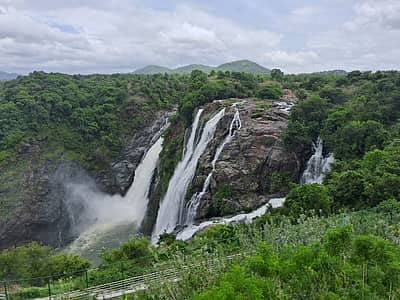 ಮಂಡ್ಯ ಜಿಲ್ಲೆ ಮಳವಳ್ಳಿ ತಾಲ್ಲೂಕಿನ ಶಿವನಸಮುದ್ರ ಸಮೀಪ ಧುಮ್ಮಿಕ್ಕುತ್ತಿರುವ ಗಗನಚುಕ್ಕಿ ಜಲಪಾತ