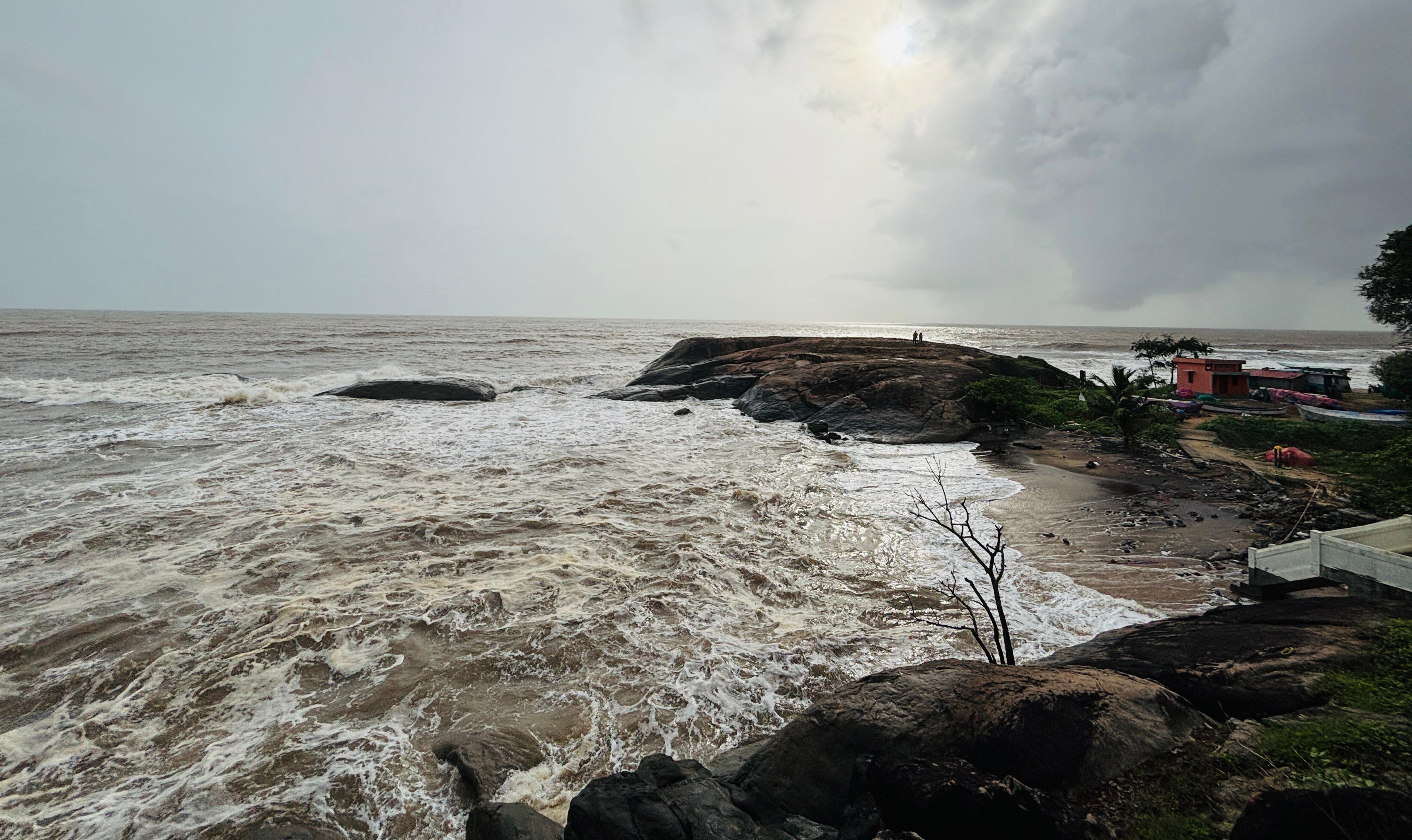 ಸೋಮೇಶ್ವರ ಕಡಲ ಕಿನಾರೆಯ ರುದ್ರಪಾದೆ