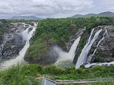 ಮಂಡ್ಯ ಜಿಲ್ಲೆ ಮಳವಳ್ಳಿ ತಾಲ್ಲೂಕಿನ ಶಿವನಸಮುದ್ರ ಸಮೀಪ ಧುಮ್ಮಿಕ್ಕುತ್ತಿರುವ ಗಗನಚುಕ್ಕಿ ಜಲಪಾತ