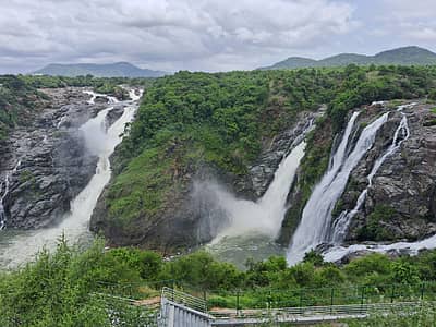 ಮಂಡ್ಯ ಜಿಲ್ಲೆ ಮಳವಳ್ಳಿ ತಾಲ್ಲೂಕಿನ ಶಿವನಸಮುದ್ರ ಸಮೀಪ ಧುಮ್ಮಿಕ್ಕುತ್ತಿರುವ ಗಗನಚುಕ್ಕಿ ಜಲಪಾತ