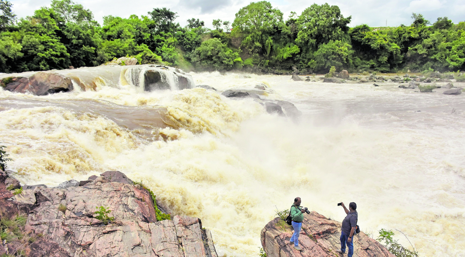ಮೈಸೂರು ಜಿಲ್ಲೆ ಚುಂಚನಕಟ್ಟೆ (ಧನುಷ್ಕೋಟಿ) ಜಲಪಾತದ ಅಪಾಯಕಾರಿ ಸ್ಥಳದಲ್ಲಿ ನಿಂತು ಫೋಟೊ ತೆಗೆಯುತ್ತಿದ್ದರು