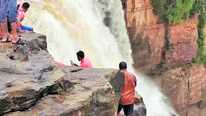 ಗೋಕಾಕ ಜಲಪಾತದಲ್ಲಿ ಫೋಟೊ ತೆಗೆಸಿಕೊಳ್ಳಲು ಇತ್ತೀಚೆಗೆ ಅಪಾಯಕಾರಿ ಕಂದರಕ್ಕೆ ಇಳಿದಿದ್ದ ಯುವಕರು